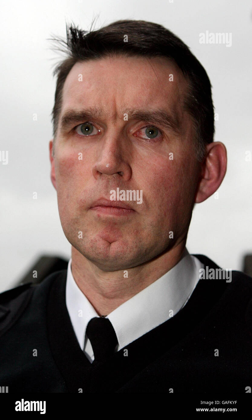 Chief Superintendent Jon Rush von Greater Manchester Police Bury Regional Division Commander spricht nach dem Tod von PC Christopher Hart heute Morgen in einem Verkehrsunfall zu drücken. Stockfoto