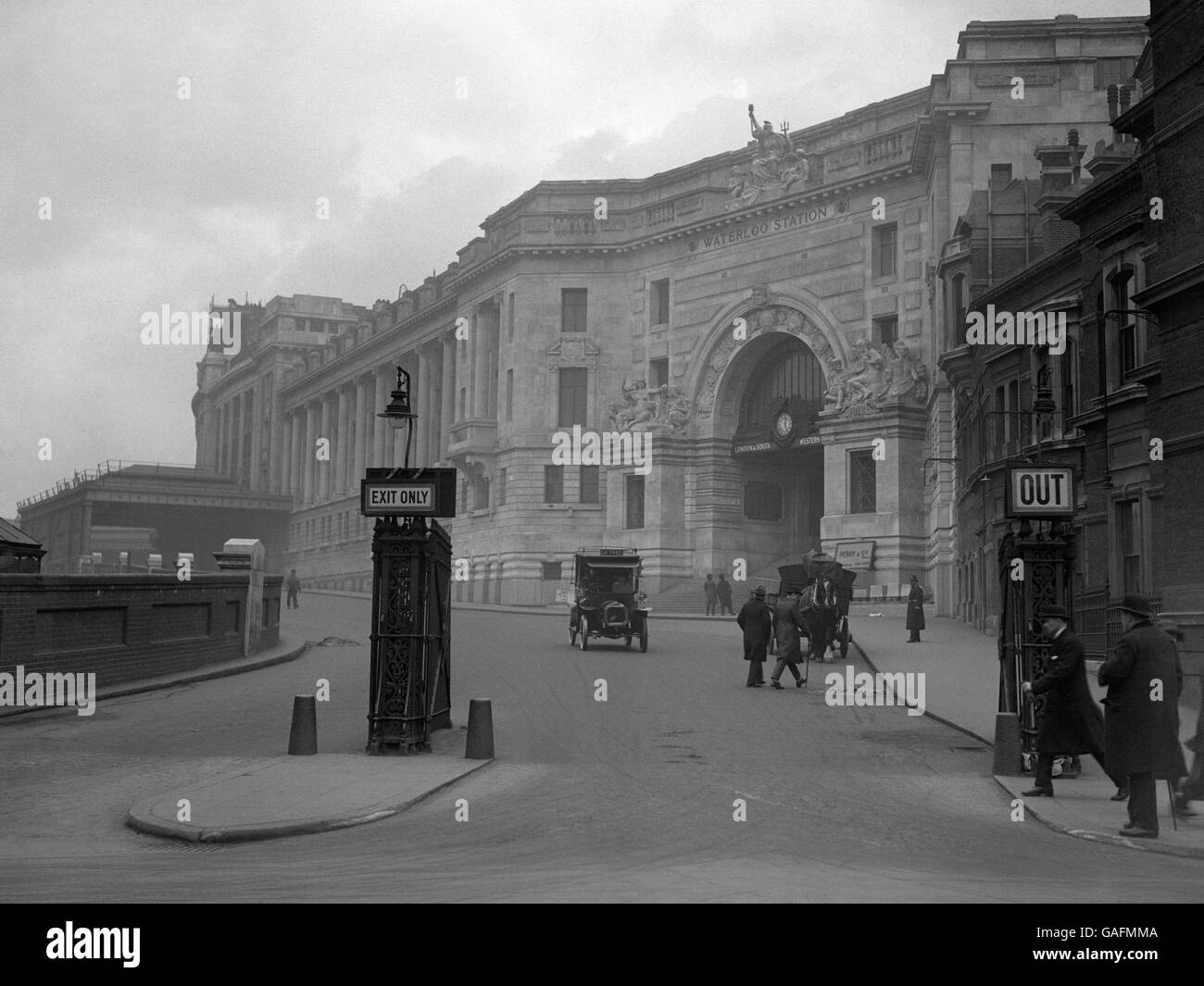 Außenansicht der Waterloo Station. Diese große Londoner Endstation für die Eisenbahn wurde 1848 für die London und South Western Railway eröffnet. Der Haupteingang der Fußgängerzone, der Victory Arch, der im Hintergrund zu sehen ist, dient als Denkmal für Mitarbeiter der Firma, die während des Ersten Weltkriegs getötet wurden. Stockfoto