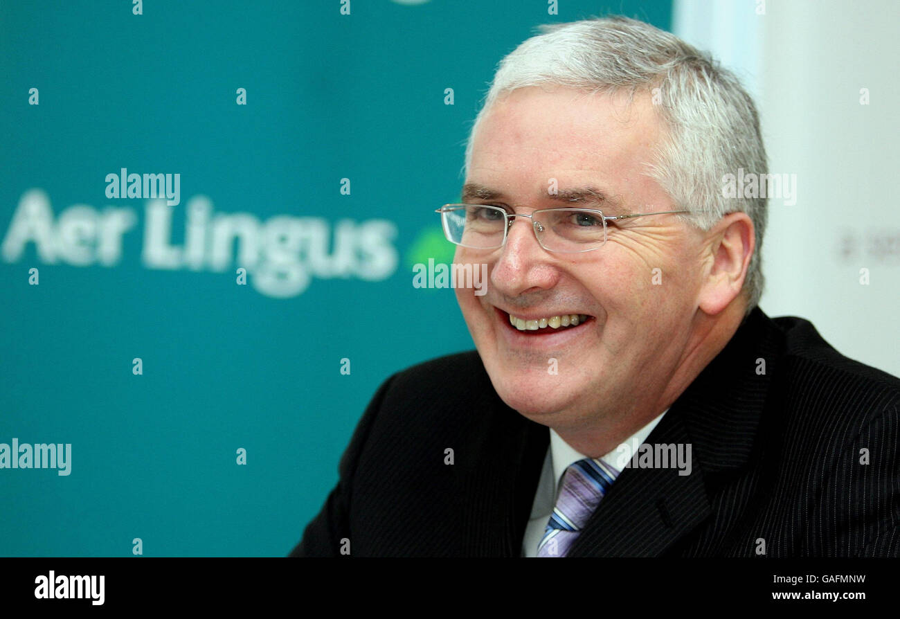 Dermot Mannion, Aer Lingus Chief Executive, sprach auf einer Pressekonferenz am internationalen Flughafen von Belfast, als Aer Lingus seine Strecke Belfast-Heathrow startete. Stockfoto