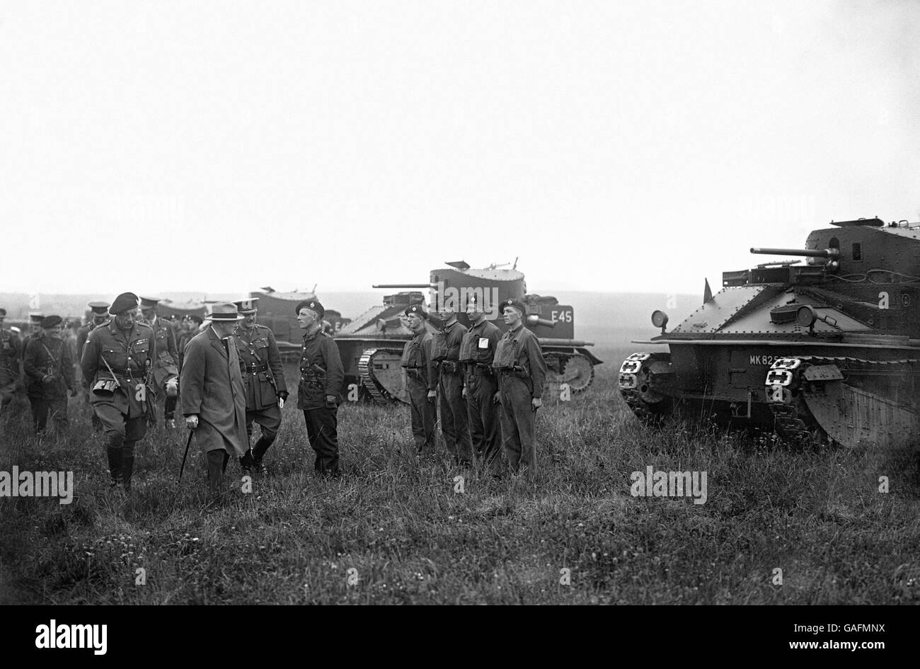 Schatzkanzler Winston Churchill inspiziert eine Truppe des Royal Tank Corps. Die Tanks sind Vickers Medium Mk II. Stockfoto