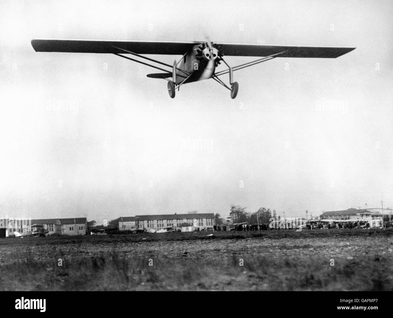 Kapitän Charles Lindberghs speziell angefertigtes Flugzeug 'Spirit of St Louis' im Flug während des Überflugs des Croydon Airport nach Southampton nach seinem Rekord-Nonstop-Flug von New York nach Paris. Stockfoto