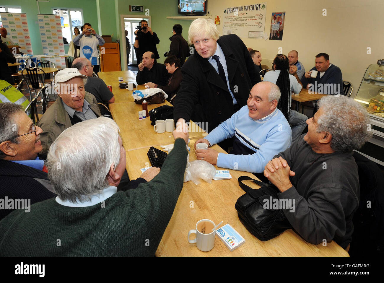 Boris Johnson, der konservative Kandidat für die Wahl zum Bürgermeister von London, erzählt von seinen Plänen, Taxifahrer in ihrem West-London-Café zu schwarz, heute Morgen. Stockfoto
