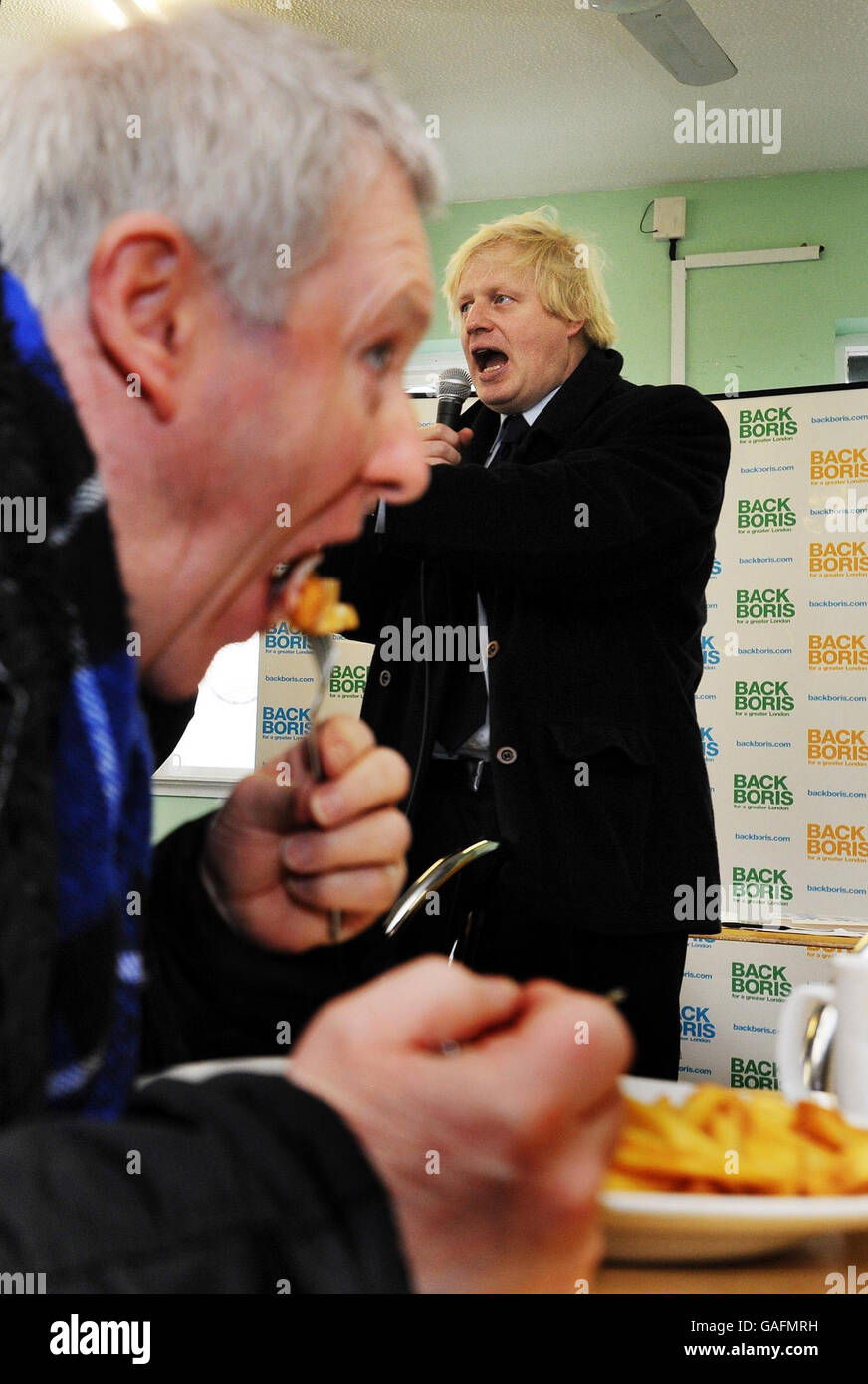 Boris Johnson, der konservative Kandidat für die Wahl zum Bürgermeister von London, erzählt von seinen Plänen, Taxifahrer in ihrem West-London-Café zu schwarz, heute Morgen. Stockfoto