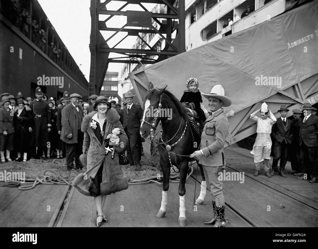 Der amerikanische „Cowboy“-Filmstar Tom Mix kommt mit seinem Pony „Tony“, seiner Frau Victoria Forde und seiner Tochter Thomasina nach Southampton. Stockfoto