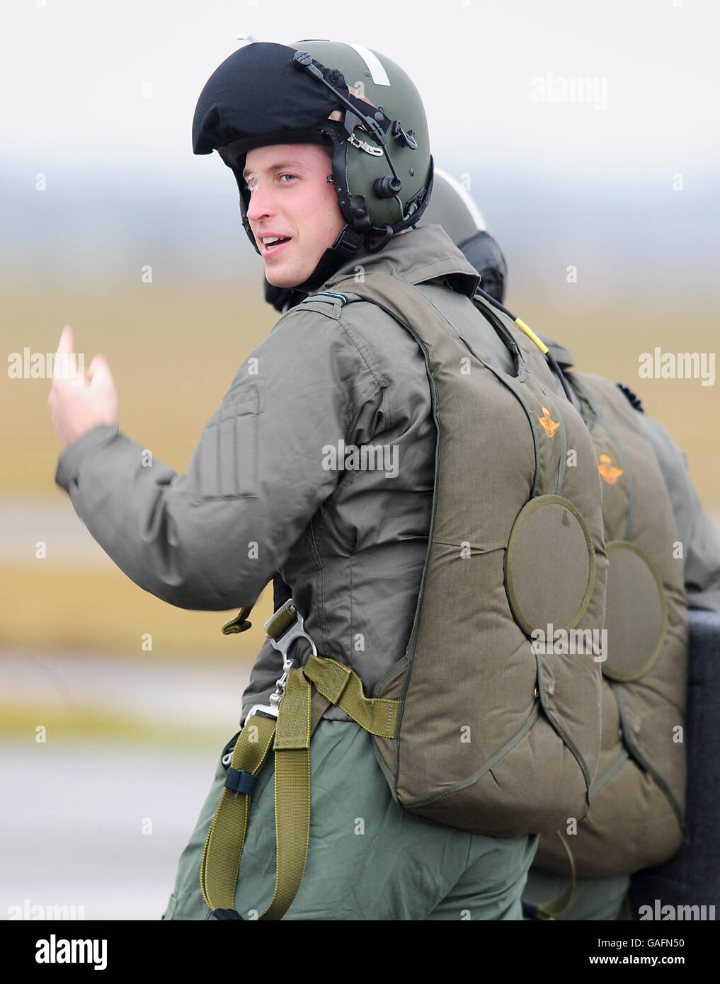 Prinz William auf dem Boden, nachdem er während der Ausbildung auf dem Flugplatz RAF Cranwell, in der Nähe von Sleaford, Lincolnshire, geflogen war. Stockfoto