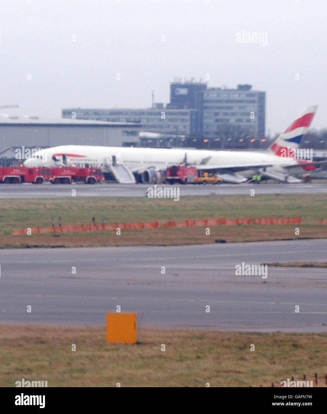 Ein Flugzeug von British Airways, das aus China hereinfliegt und kurz vor der Start- und Landebahn am Flughafen Heathrow landete. Stockfoto