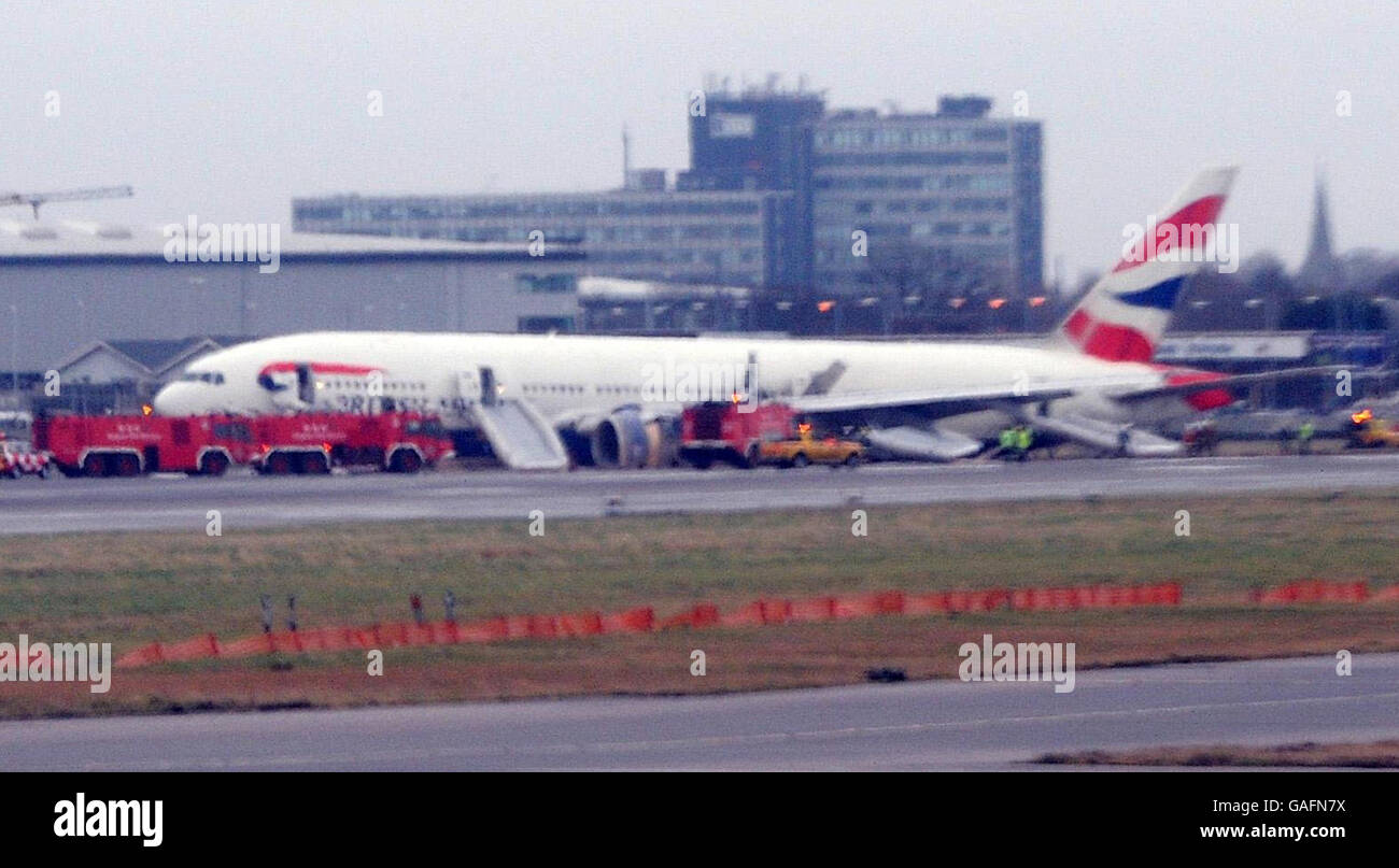 ALTERNATIVE CROP British Airways Boeing 777-Flugzeug, das aus China einfliegt und kurz vor der Start- und Landebahn am Flughafen Heathrow landete. Stockfoto