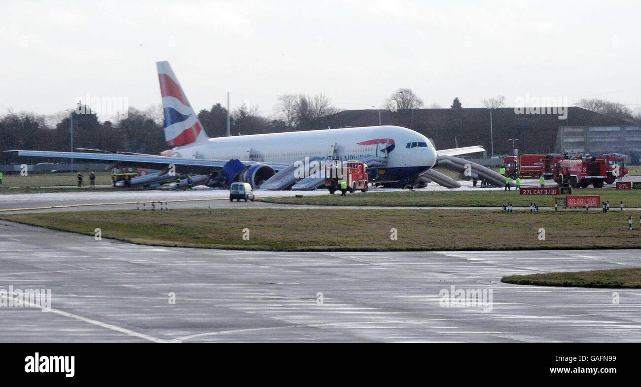 Ein Boeing 777-Flugzeug von British Airways, das aus China einfliegt und kurz vor der Start- und Landebahn am Flughafen Heathrow landete. Stockfoto