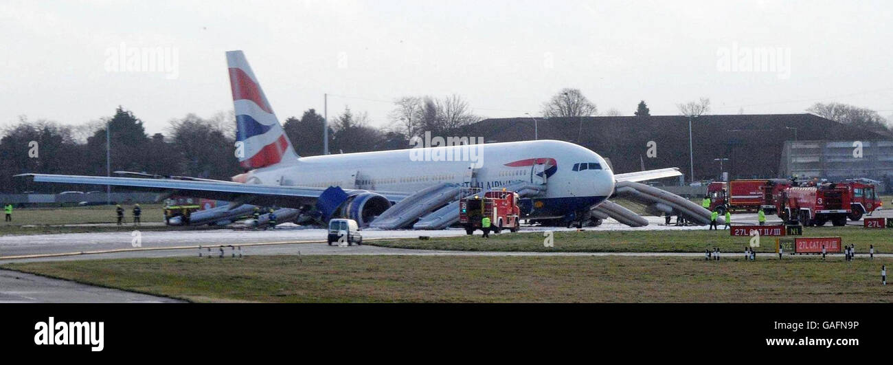 Ein Boeing 777-Flugzeug von British Airways, das aus China einfliegt und kurz vor der Start- und Landebahn am Flughafen Heathrow landete. Stockfoto