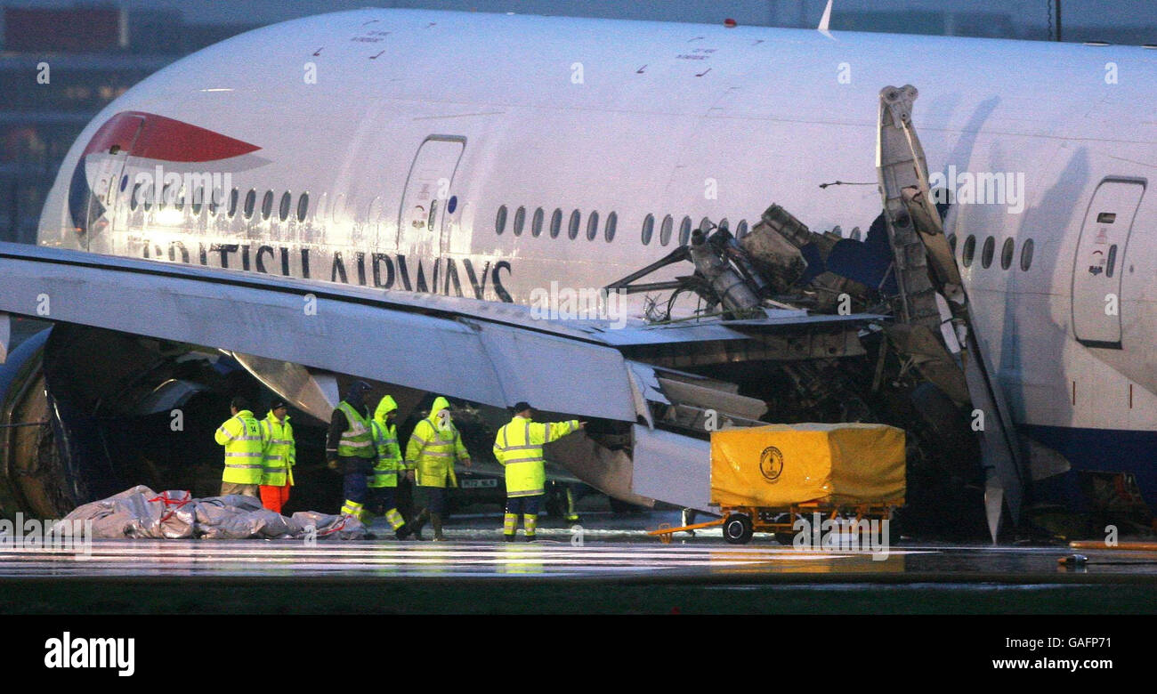 Vorfall am Flughafen Heathrow. Arbeiter untersuchen die British Airways 777, die in Heathrow, London, abgestürzt ist. Stockfoto