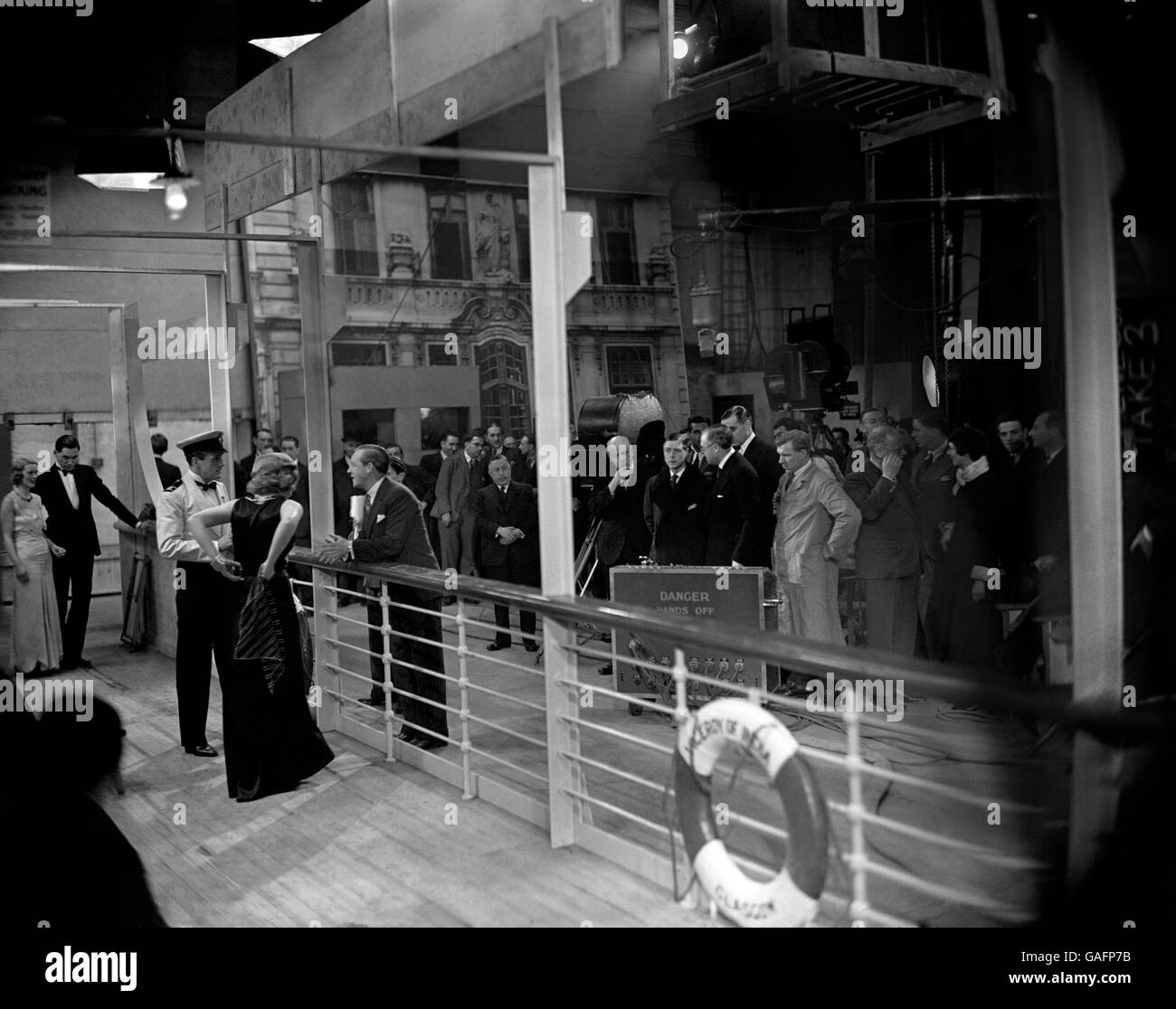 Der Prinz von Wales in einem der Studios der verbundenen Radio Picturs Studios, bei Ealing Green, und schaut sich einen Film an, der mit dem Titel „The Impassive Footman“ gedreht wird, in dem Betty Stockfield und Owen Nares die Hauptrollen übernehmen. Stockfoto