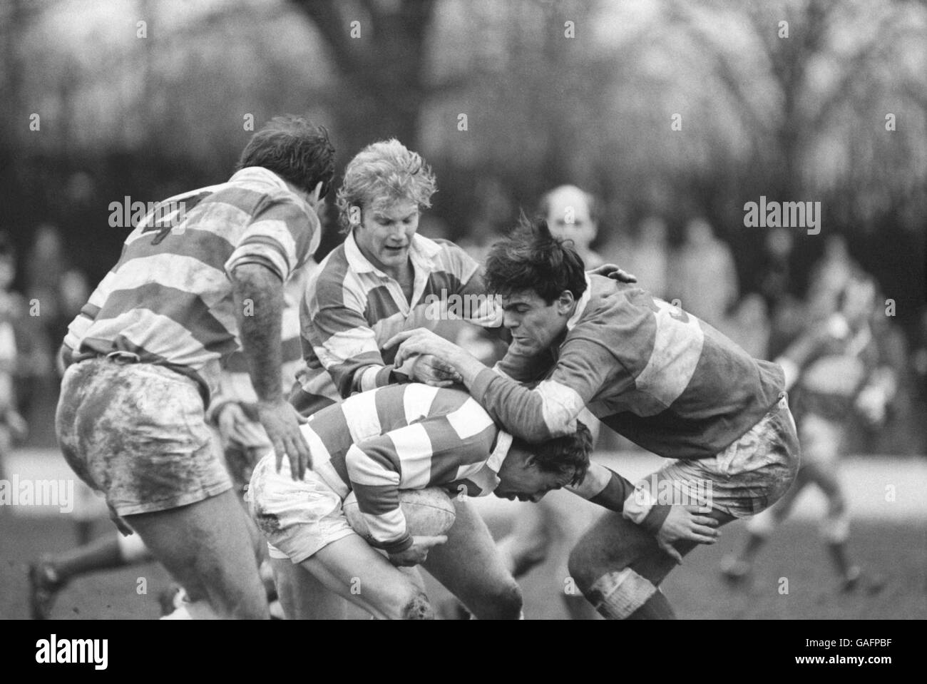 Südlich von Roy Laidlaw in Schottland (mit Ball) Fährt mit Hilfe des Teamkollegen D in den Anglo-Schotten J Campbell-Lamerton Weiß Stockfoto