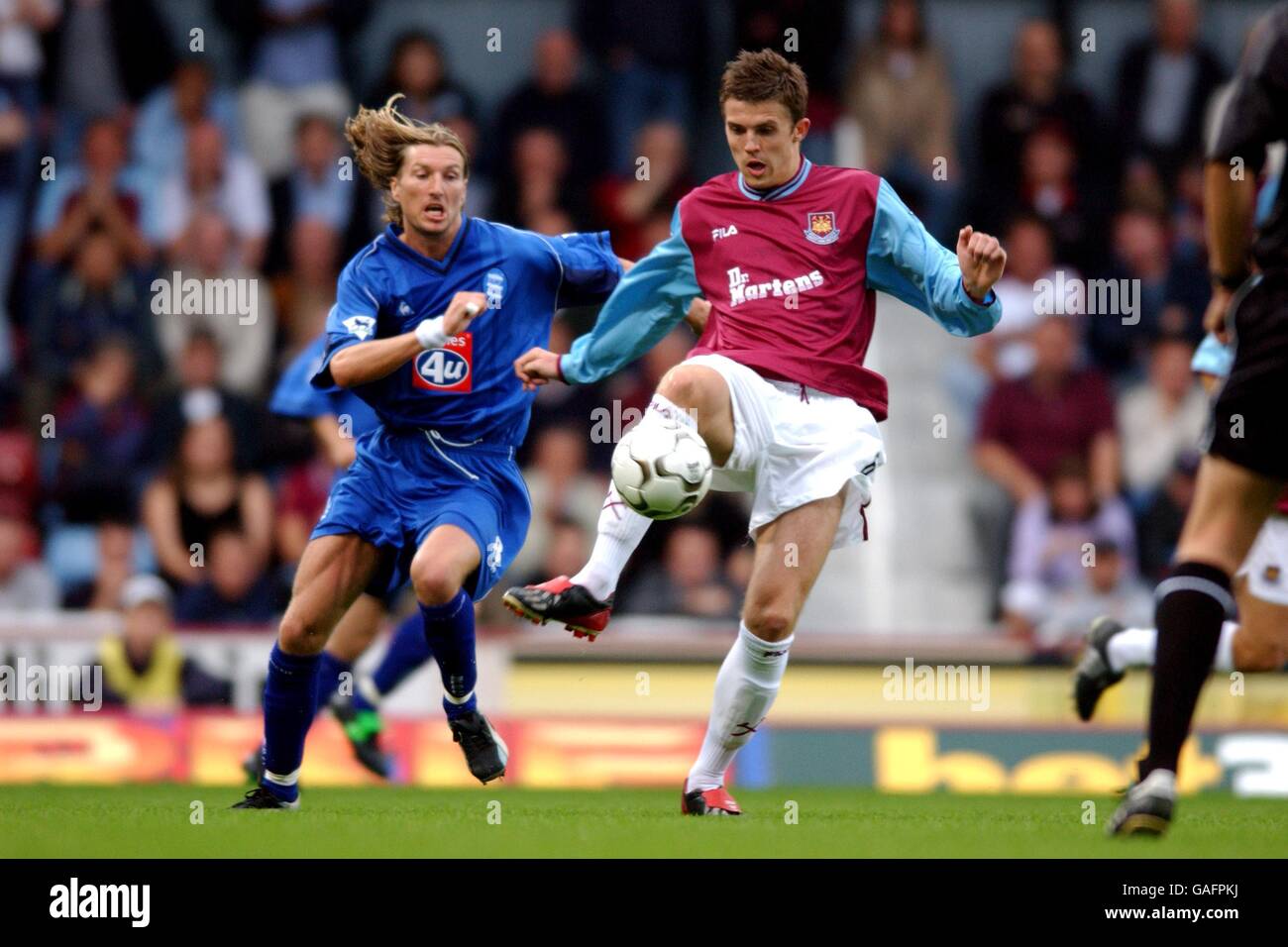 Fußball - FA Barclaycard Premiership - West Ham United / Birmingham City. Robbie Savage von Birmingham City jagt Michael Carrick von West Ham United Stockfoto