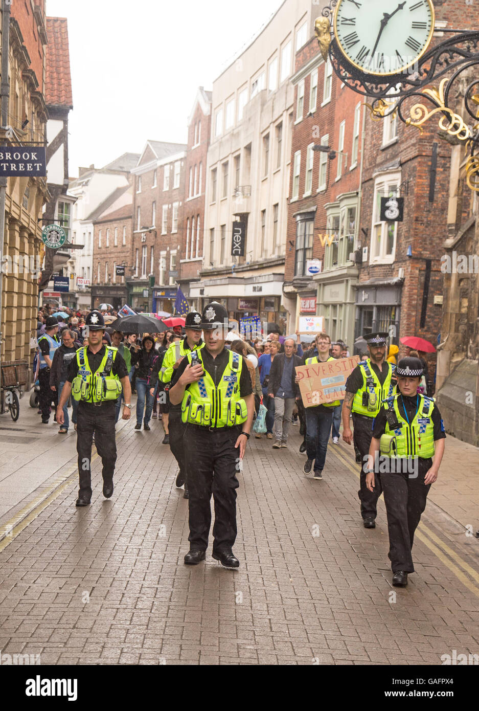 York, England. 2. Juli 2016 über 1000 Unterstützer von Großbritannien bleiben in der Europäischen Union (EU) marschierten durch York. Stockfoto