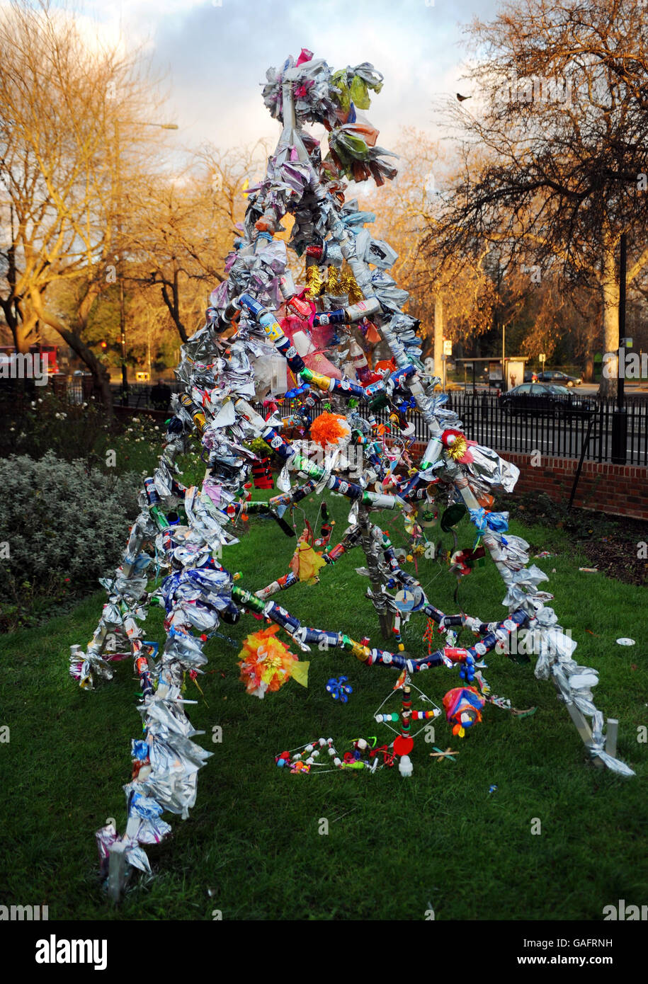 Weihnachtsbaum aus "Fundstücke" gemacht Stockfoto