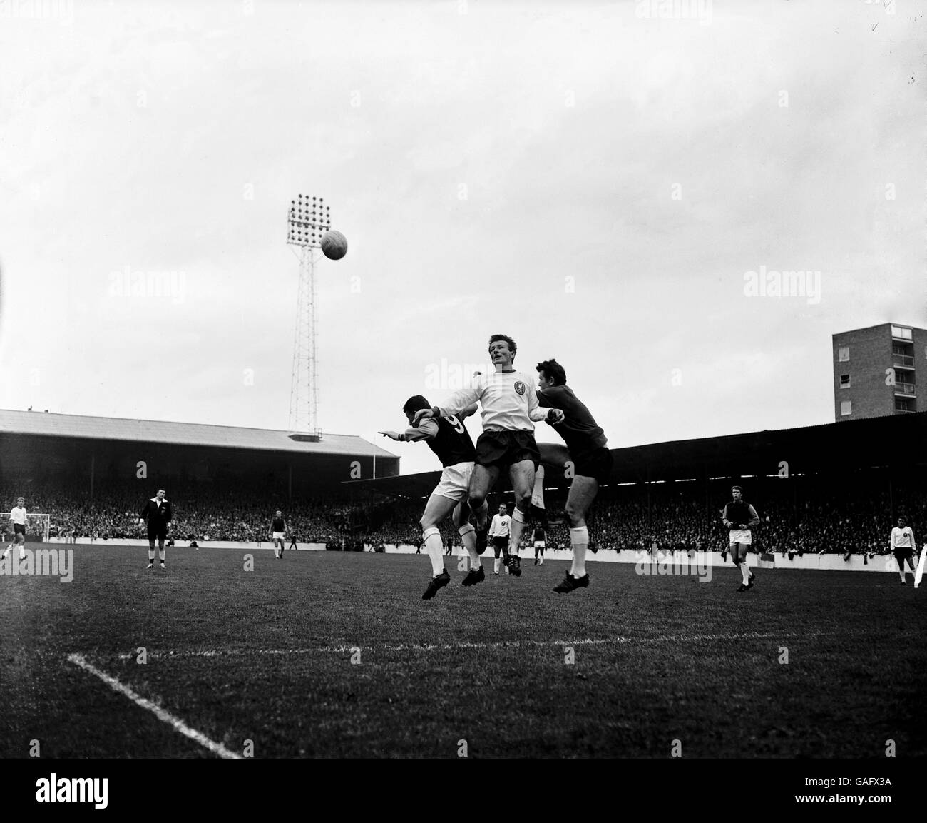 Sport - Fußball - West Ham / Liverpool 1966. Tommy Smith aus Liverpool (Mitte, weißes Hemd) springt um den Ball. Stockfoto