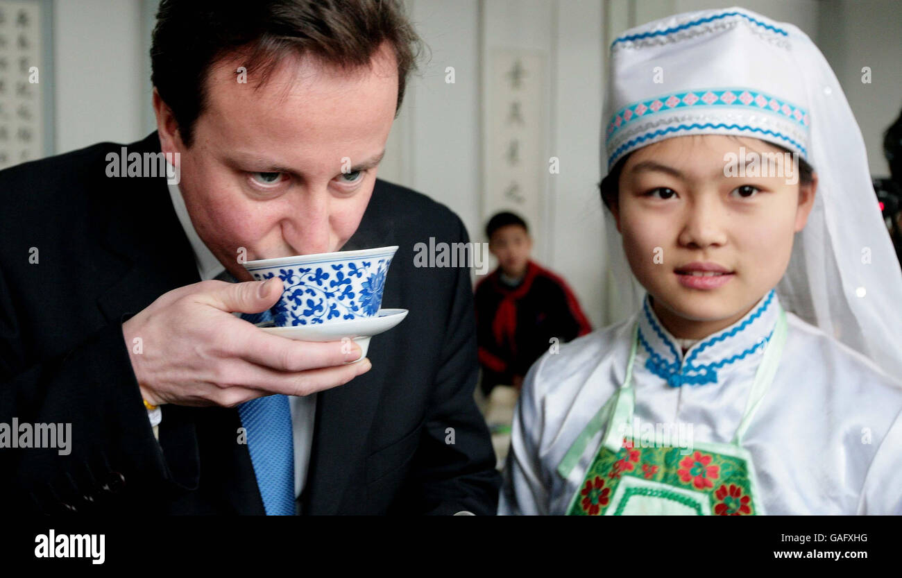 Der Vorsitzende der Konservativen Partei David Cameron nimmt am zweiten Tag einer dreitägigen Tour durch das Land an einer traditionellen Teezeremonie mit Studenten an der Dongzhimen Mittelschule in Peking in China Teil. Stockfoto