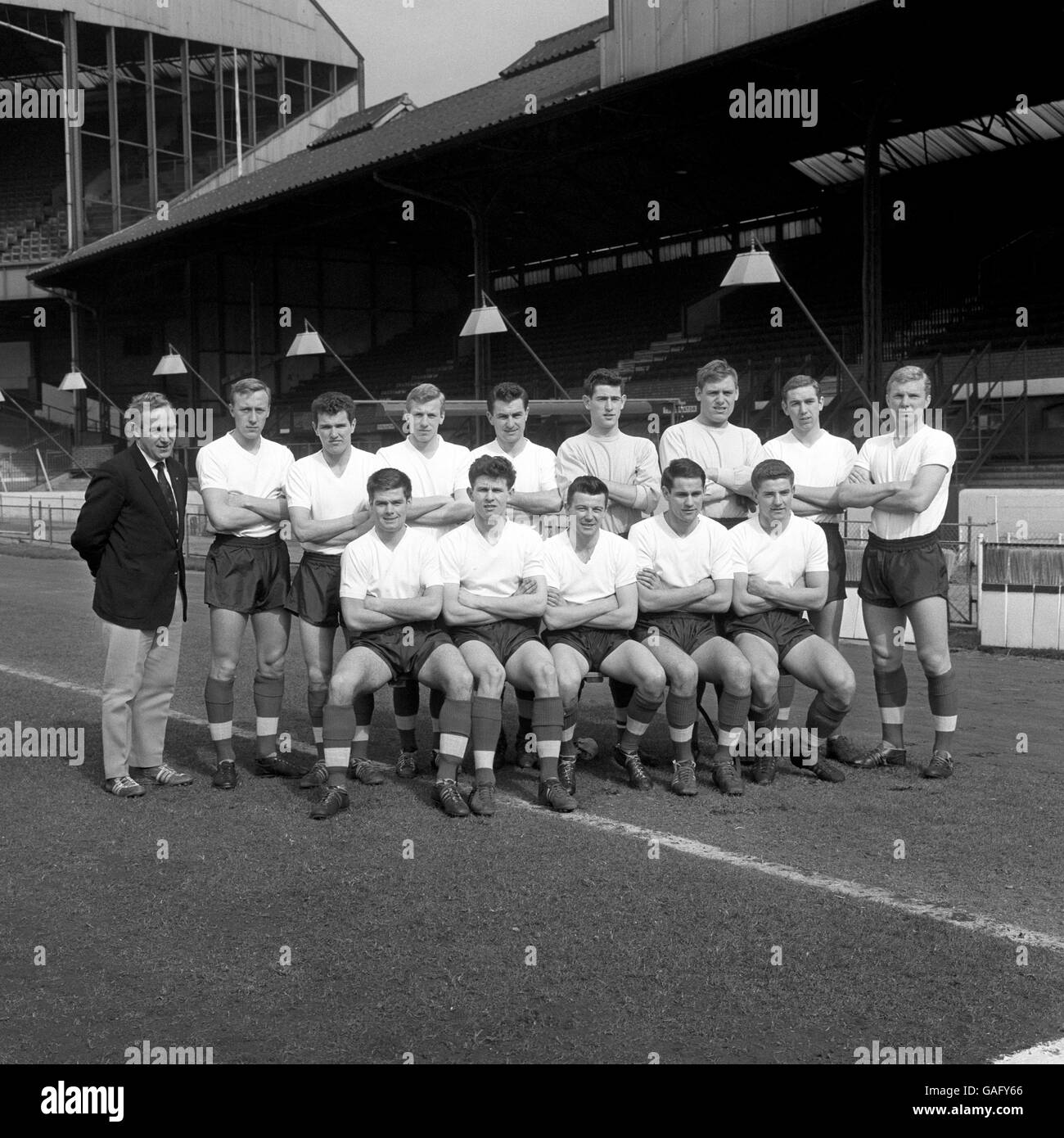 Billy Wright, neu ernannter Manager von Arsenal, mit den unter 23 Spielern, die er für das Spiel gegen die Türkei vorbereitet. Von links nach rechts, hintere Reihe: Billy Wright, Joe Kirkup, Terry Paine, Alan Deakin, Gordon Jones, Peter Bonetti, Gordon West, Marvin Hinton, Bobby Moore. Erste Reihe: Stephen Hill, Frederick Hill, Johnny Byrne, Jimmy Robson und Michael Harrison. Stockfoto