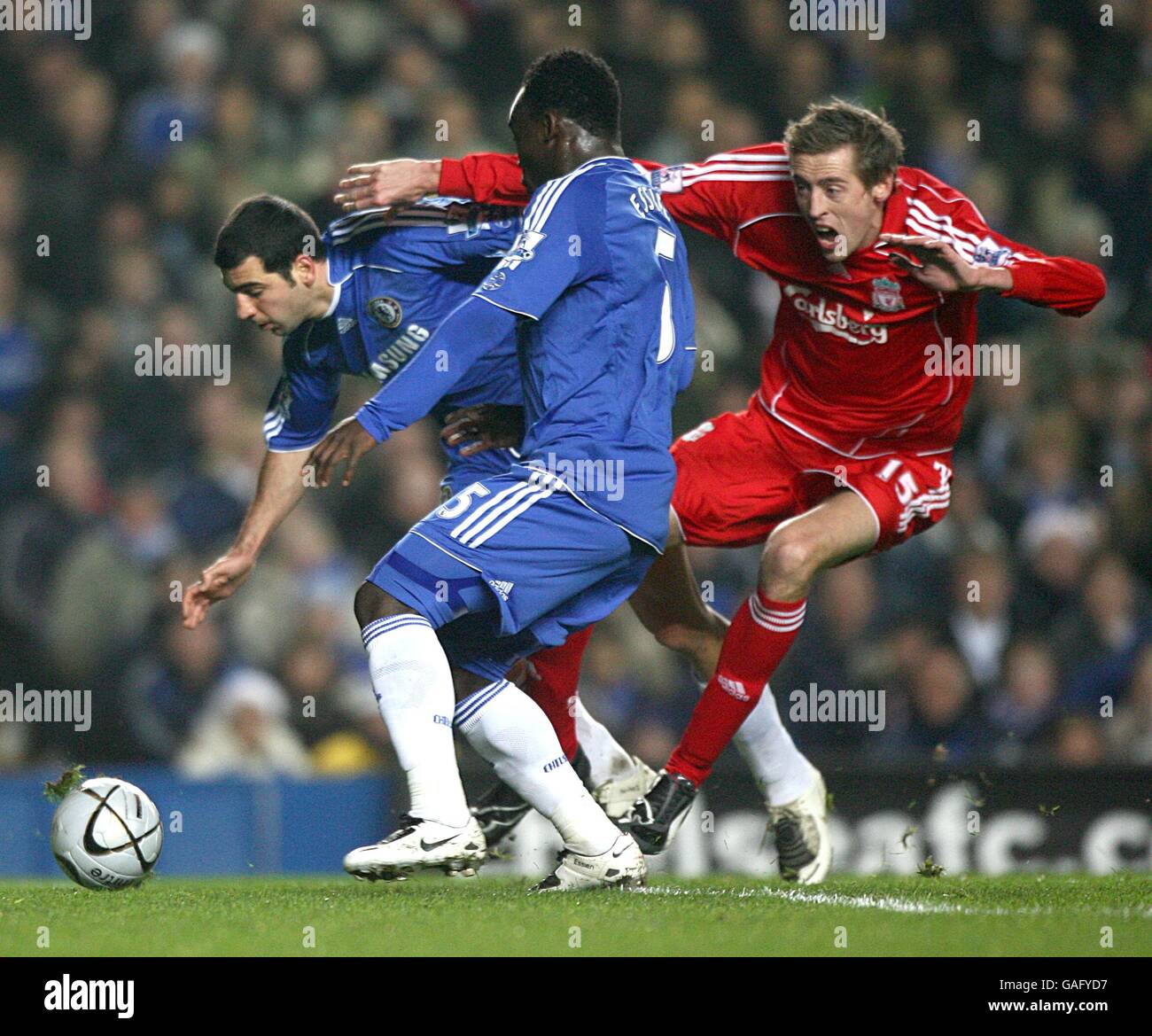 Fußball - Carling Cup - Viertelfinale - Chelsea gegen Liverpool - Stamford Bridge. Chelsea's Tal Ben-Haim (l) und Liverpool's Peter Crouch (r) kämpfen um den Ball Stockfoto