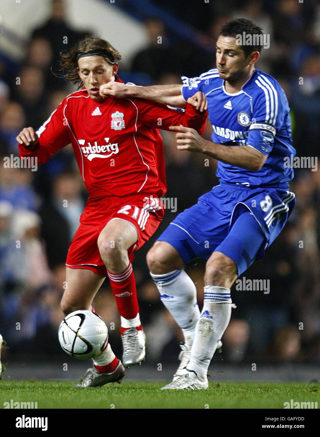 Fußball - Carling Cup - Viertelfinale - Chelsea gegen Liverpool - Stamford Bridge. Chelseas Frank Lampard (r) und Liverpools Leiva Lucas (l) kämpfen um den Ball Stockfoto