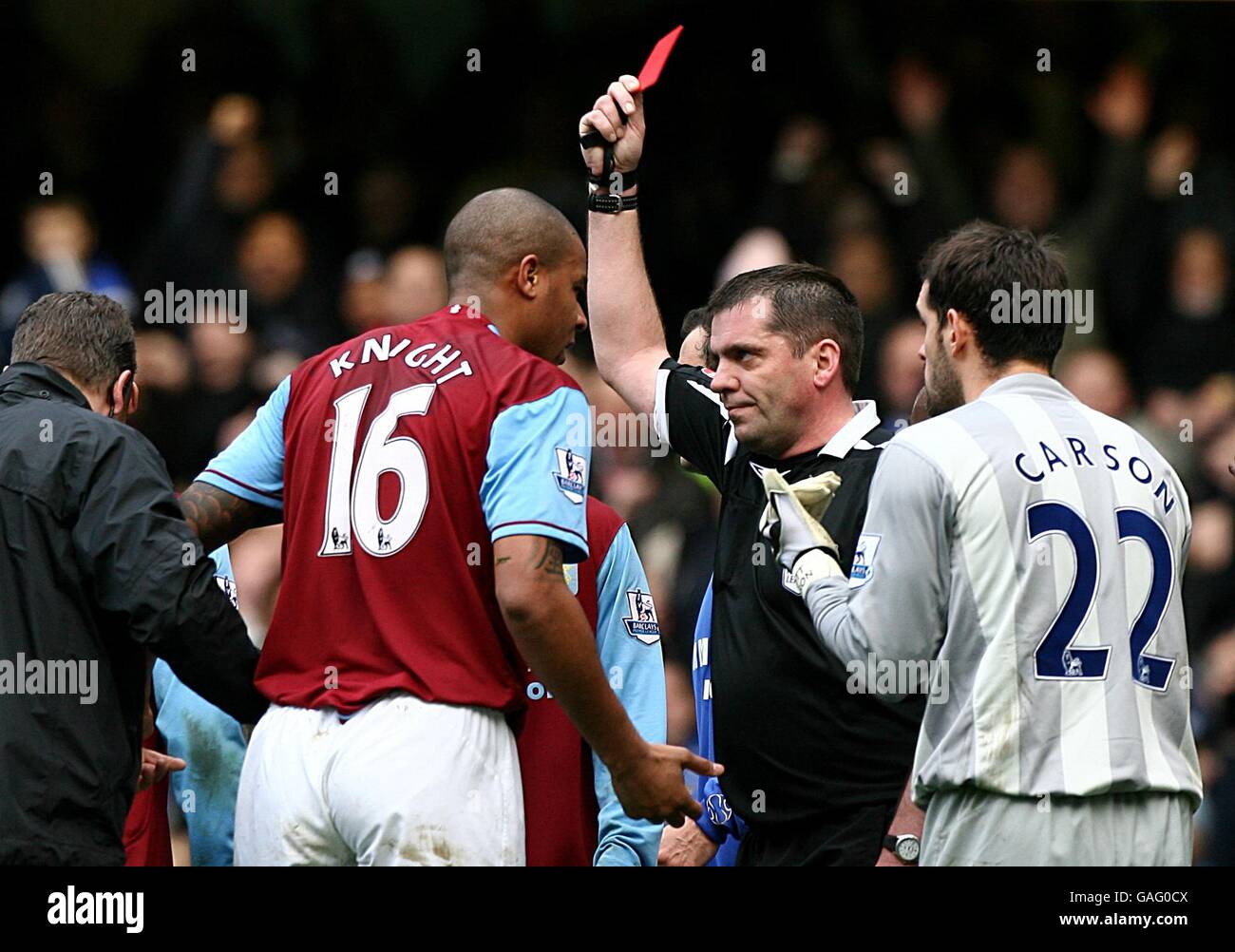 Schiedsrichter Phil Dowd zeigt Aston Villas Zat Knight den roten Karte für ein professionelles Foul auf Chelsea's Michael Ballack Stockfoto