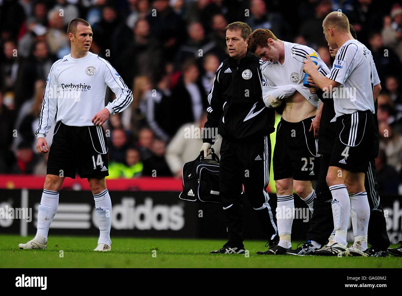 Fußball - Barclays Premier League - Derby County / Liverpool - Pride Park. Stephen Pearson von Derby County wird mit einer Schulterverletzung abgetragen Stockfoto