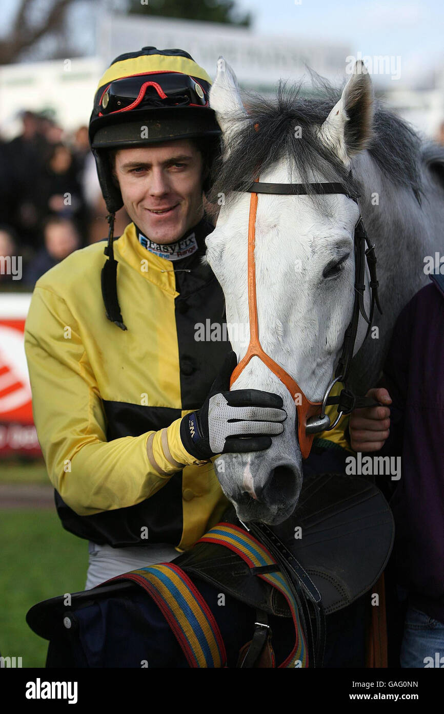 Sky's the Limit und Jockey Andrew McNamara nach dem Gewinn des Euro Durkan New Homes Novice Steeplechase auf der Leopardstown Racecourse, Irland. Stockfoto
