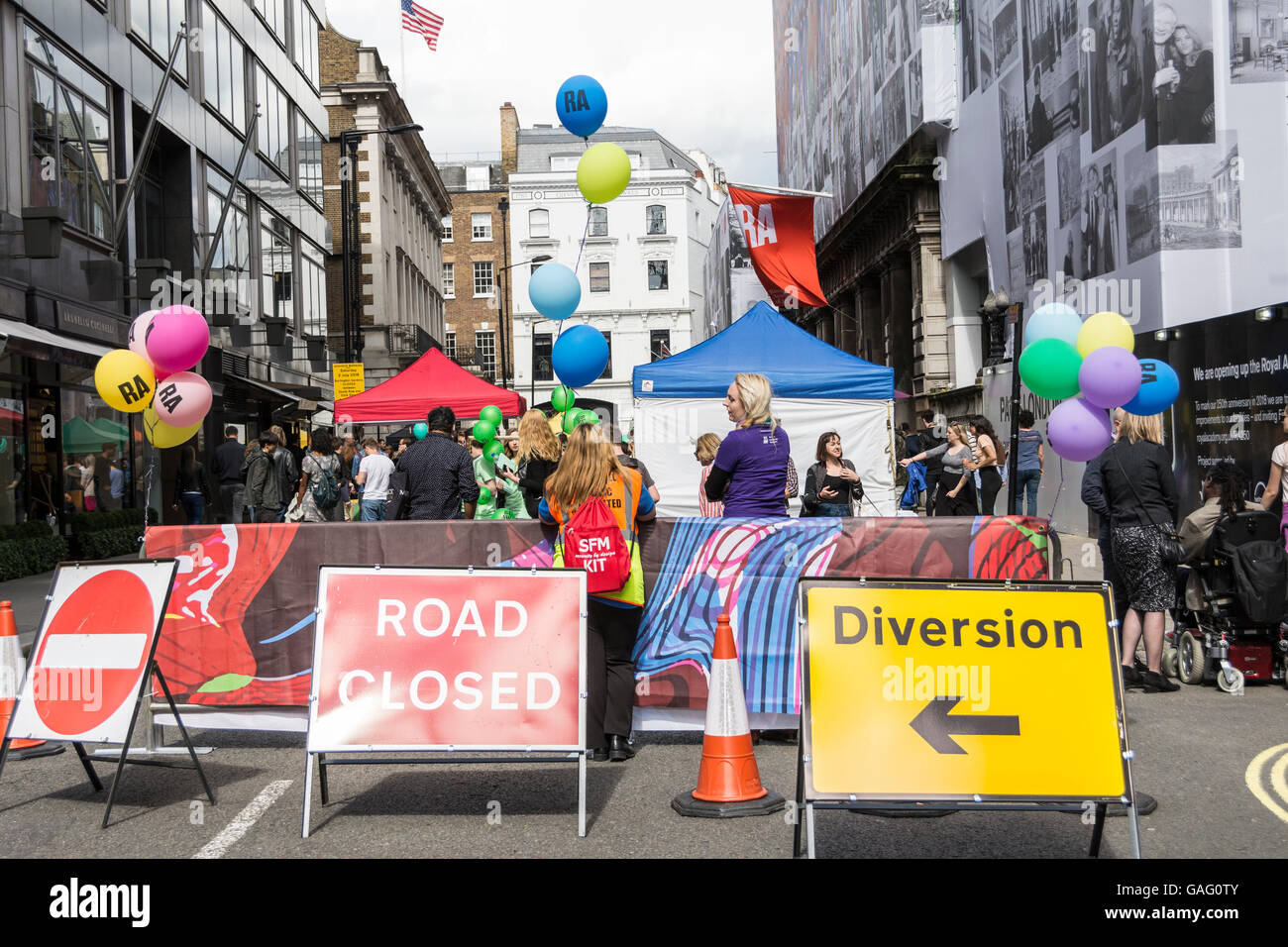 Straßenfest und Unterhaltung außerhalb der Royal Academy of Arts in Burlington Gardens, London, W1 Stockfoto