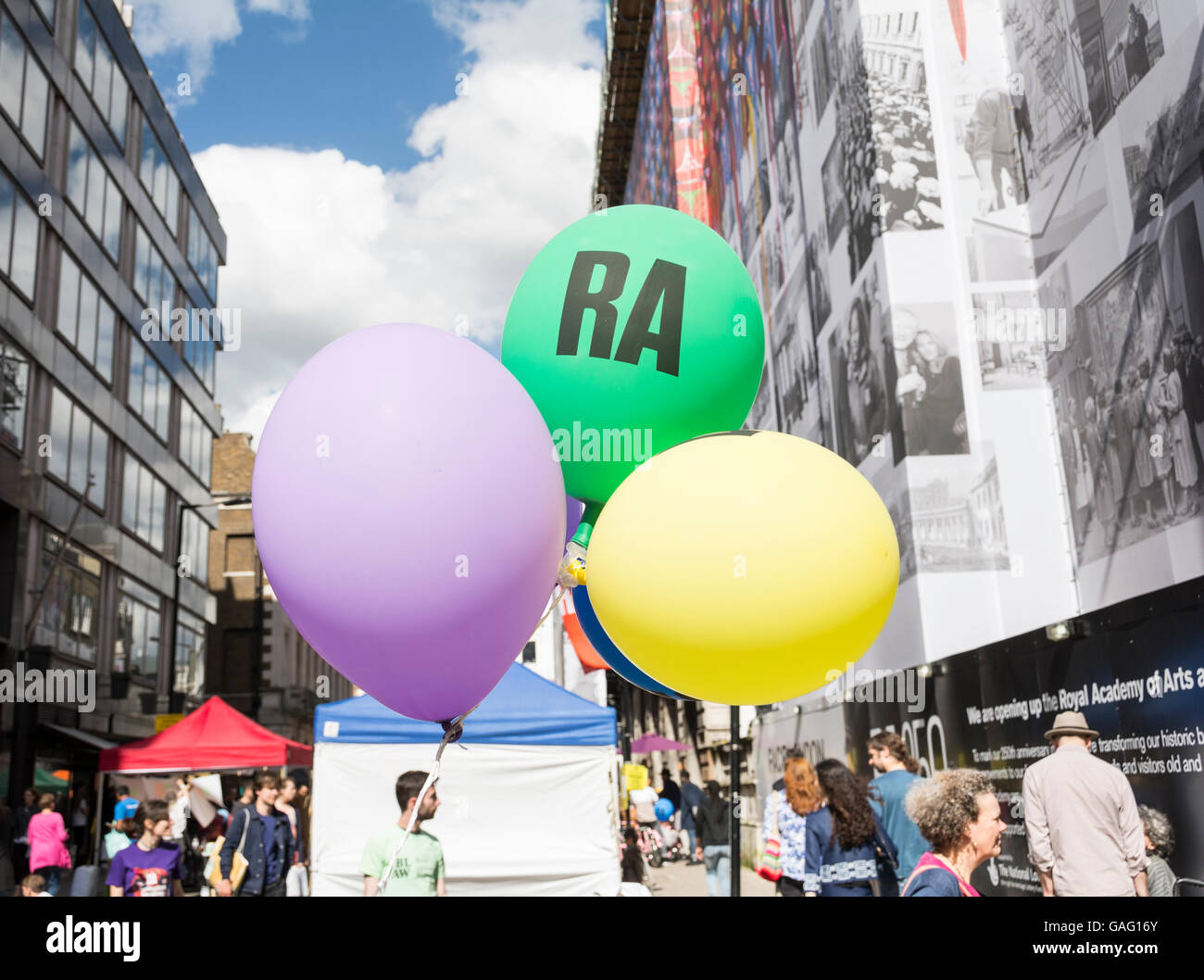 Straßenfest und Unterhaltung außerhalb der Royal Academy of Arts in Burlington Gardens, London, W1 Stockfoto