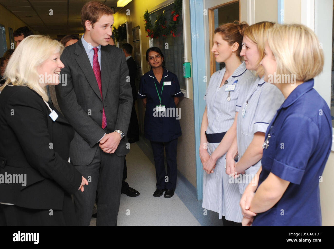 Prinz William trifft heute Mitarbeiter des Royal Brompton Hospital in London, die am Mittwoch, als das Feuer ausbrach, aus dem Royal Marshden Hospital evakuiert wurden. Stockfoto