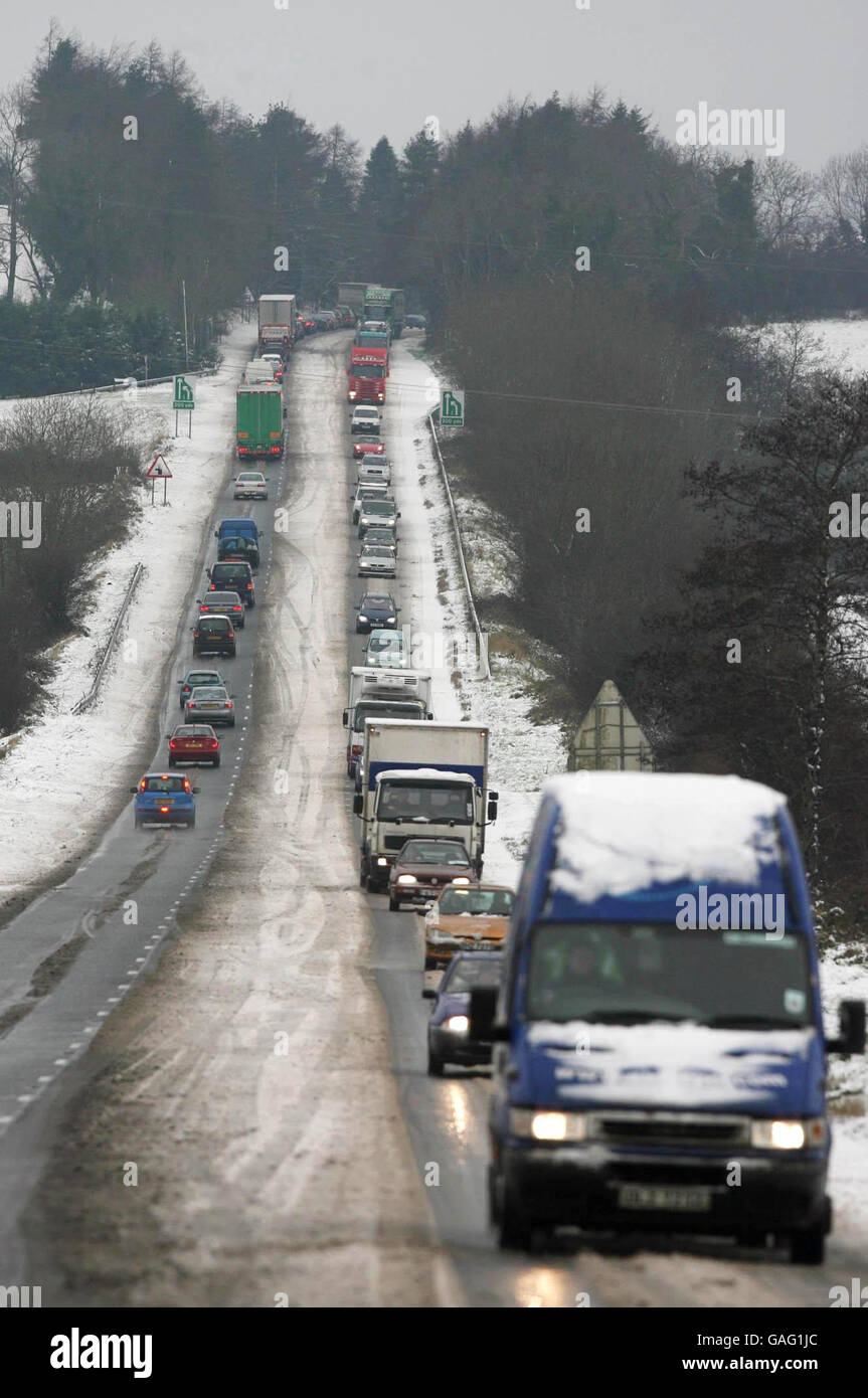 Autos bewegen sich langsam durch schneebedeckte Straßen auf dem Weg zum Ballygawley-Kreisverkehr in Co Tyrone, Nordirland. Stockfoto