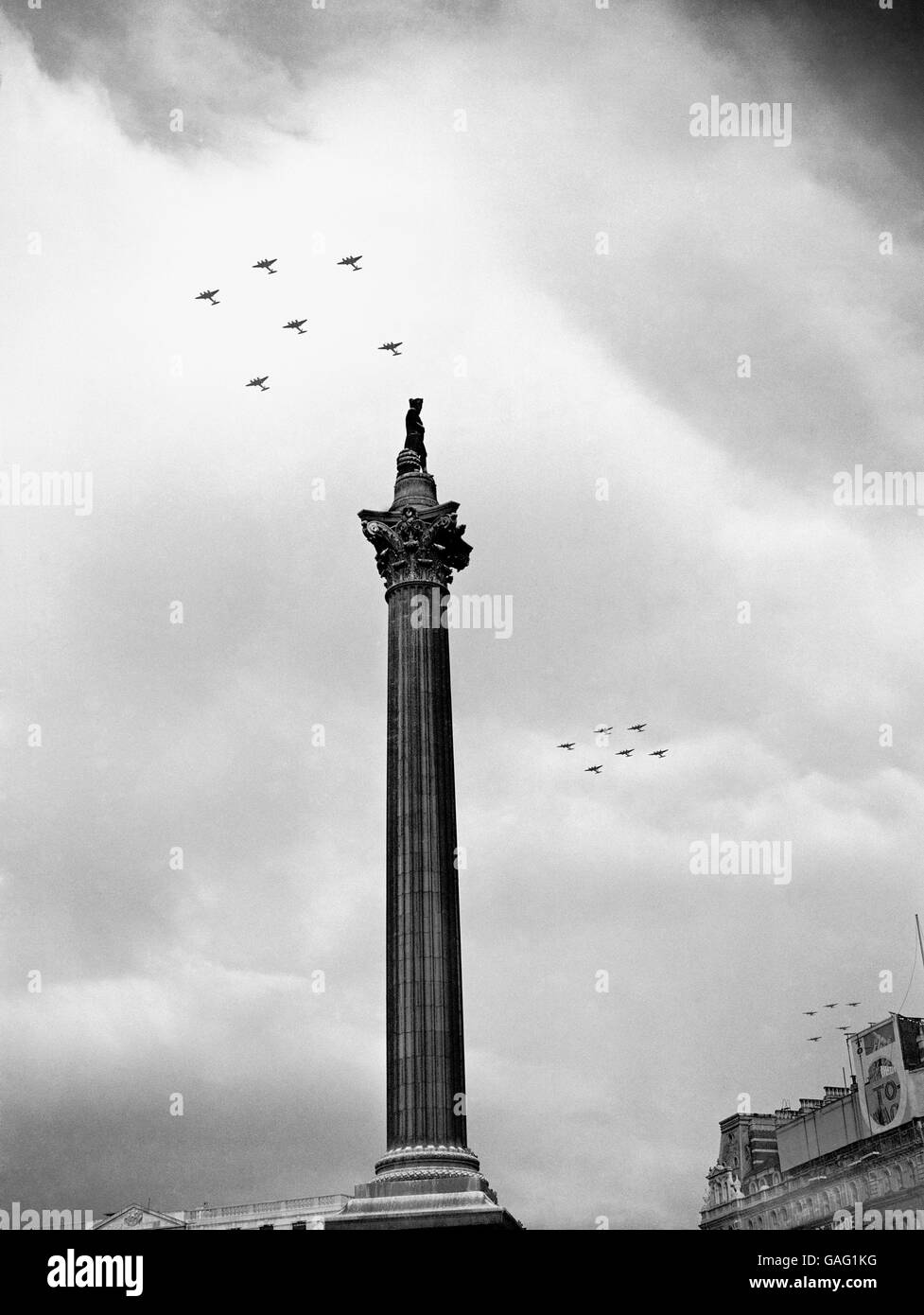 Flugzeuge fliegen über die Nelson-Säule auf dem Trafalgar Square während der „Battle of Britain“-Vorbeiflug, die Teil der jährlichen Feier des 1940 erzielten Luftsieges ist. Stockfoto