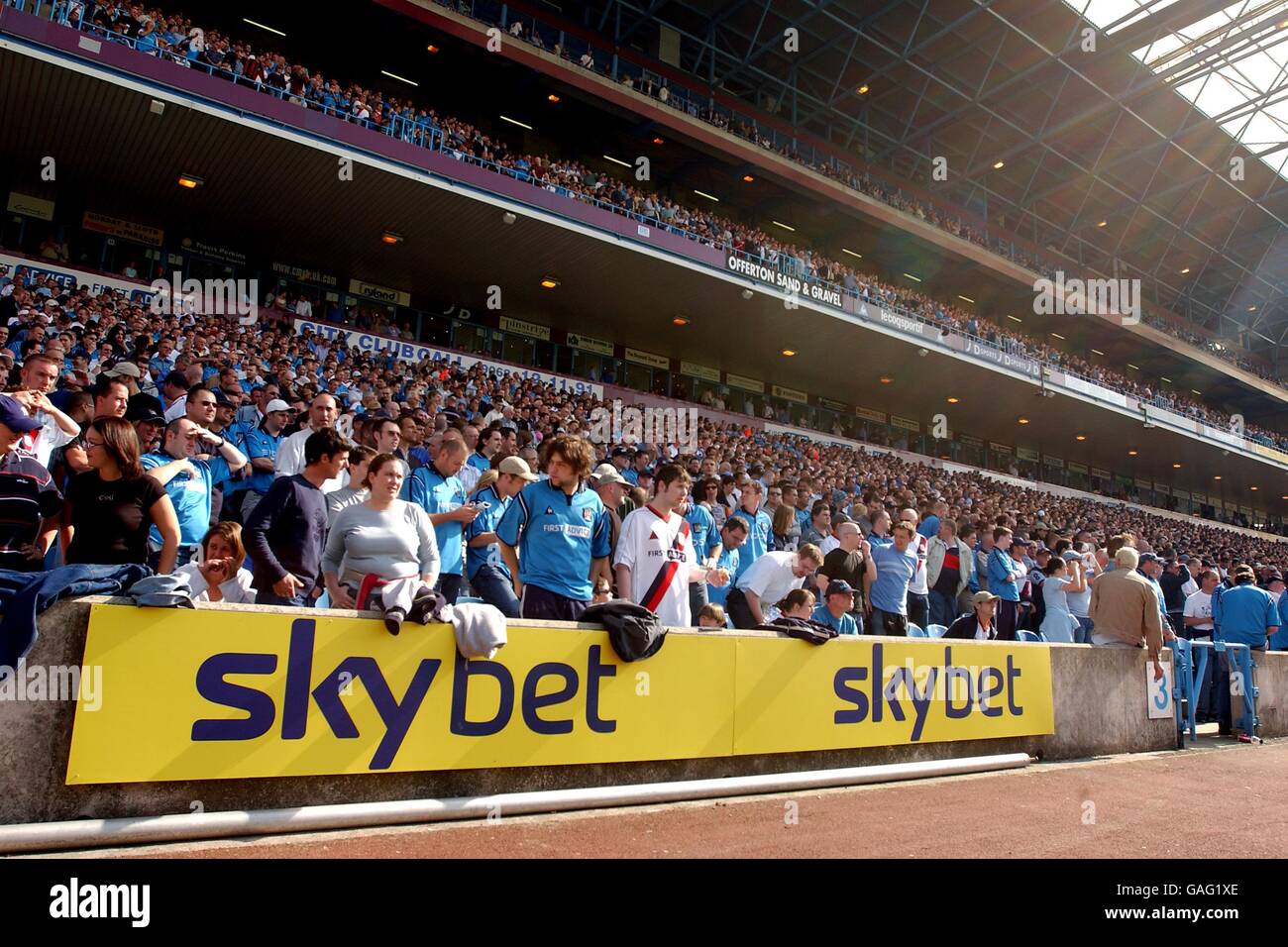 Fußball - FA Barclaycard Premiership - Manchester City / Blackburn Rovers. Die Manchester City Fans genießen das Spiel Stockfoto