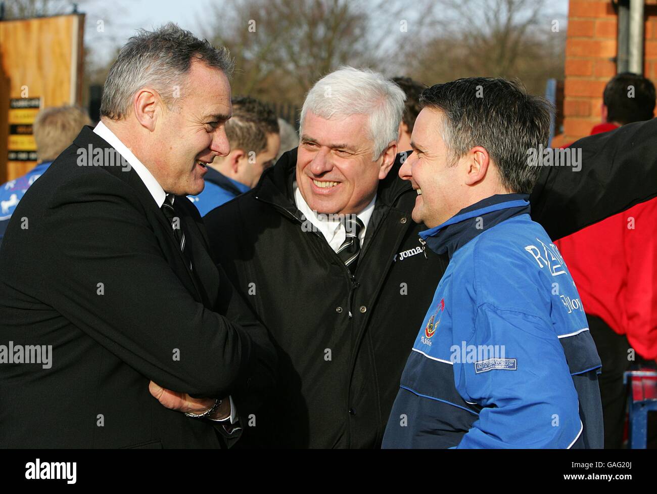 Dave Jones (l), Manager von Cardiff City, und Peter Ritsdale, Chairman Mit Chasetowns Manager Charlie Blakemore Stockfoto