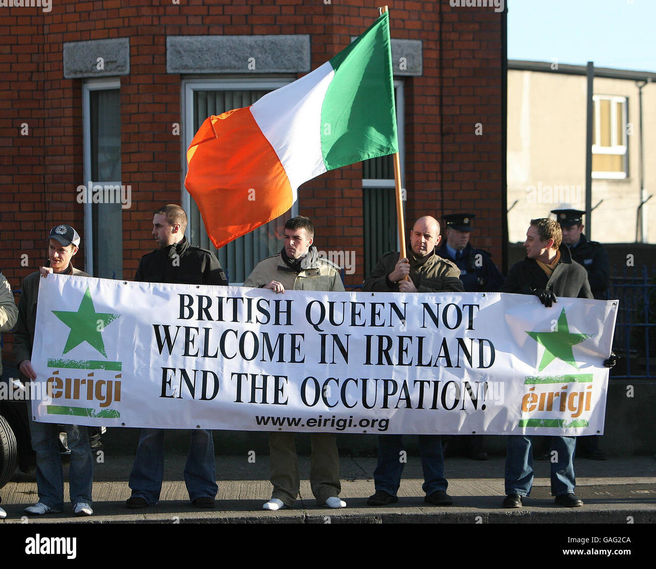 Die republikanische Gruppe Eirigi protestiert vor Taoiseach Bertie Ahern's Drumcondra-Büro über Kommentare, die er in einem RTE-Interview gemacht hat, dass ein Besuch der britischen Königin Elizabeth II. In der Republik Irland unvermeidlich sei. Stockfoto