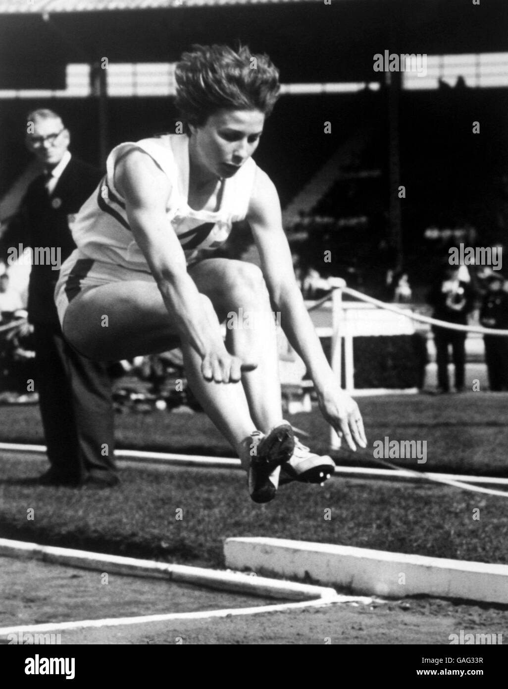 Leichtathletik - Großbritannien - Holland - Weiße Stadt. Die britische Mary Rand in Aktion im Weitsprung der Frauen Stockfoto