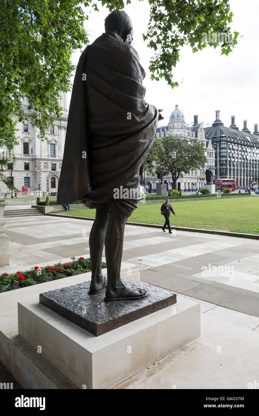 Statue von Mahatma Gandhi in Parliament Square in der City of Westminster, London, England, UK Stockfoto