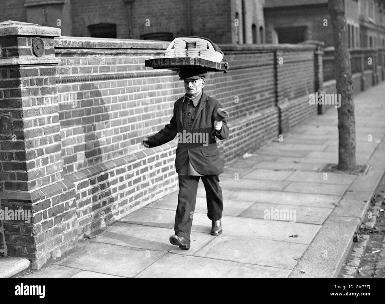 London-Szenen - dem Muffin-Mann - 1924 Stockfoto