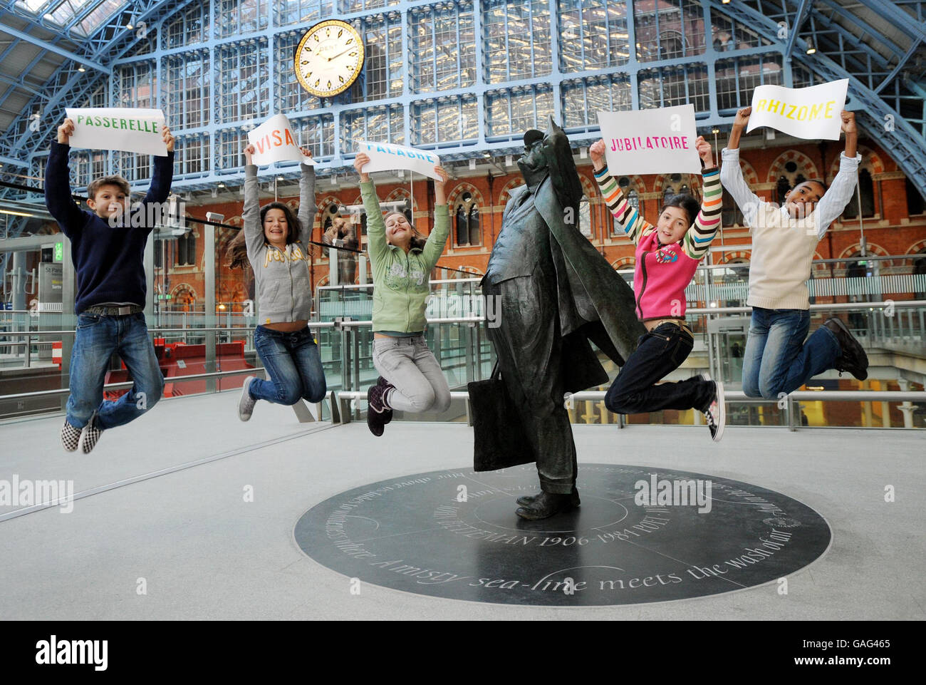 Kinder auf dem Internationalen Bahnhof St Pancras während der Eröffnung des Wettbewerbs für die französische Sprachwoche, einer nationalen Initiative des British Council und der französischen Botschaft, die Kinder in ganz England zum Französisch lernen anregen soll. Stockfoto