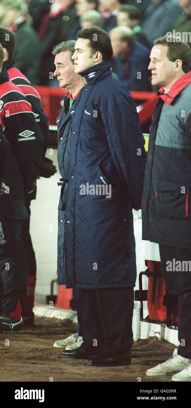 Fußball - Premier League - Nottingham Forest / Queens Park Rangers. Brian Clough zeigt seinen Respekt vor dem kürzlich verstorbenen Kapitän Bobby Moore aus England und West Ham United Stockfoto