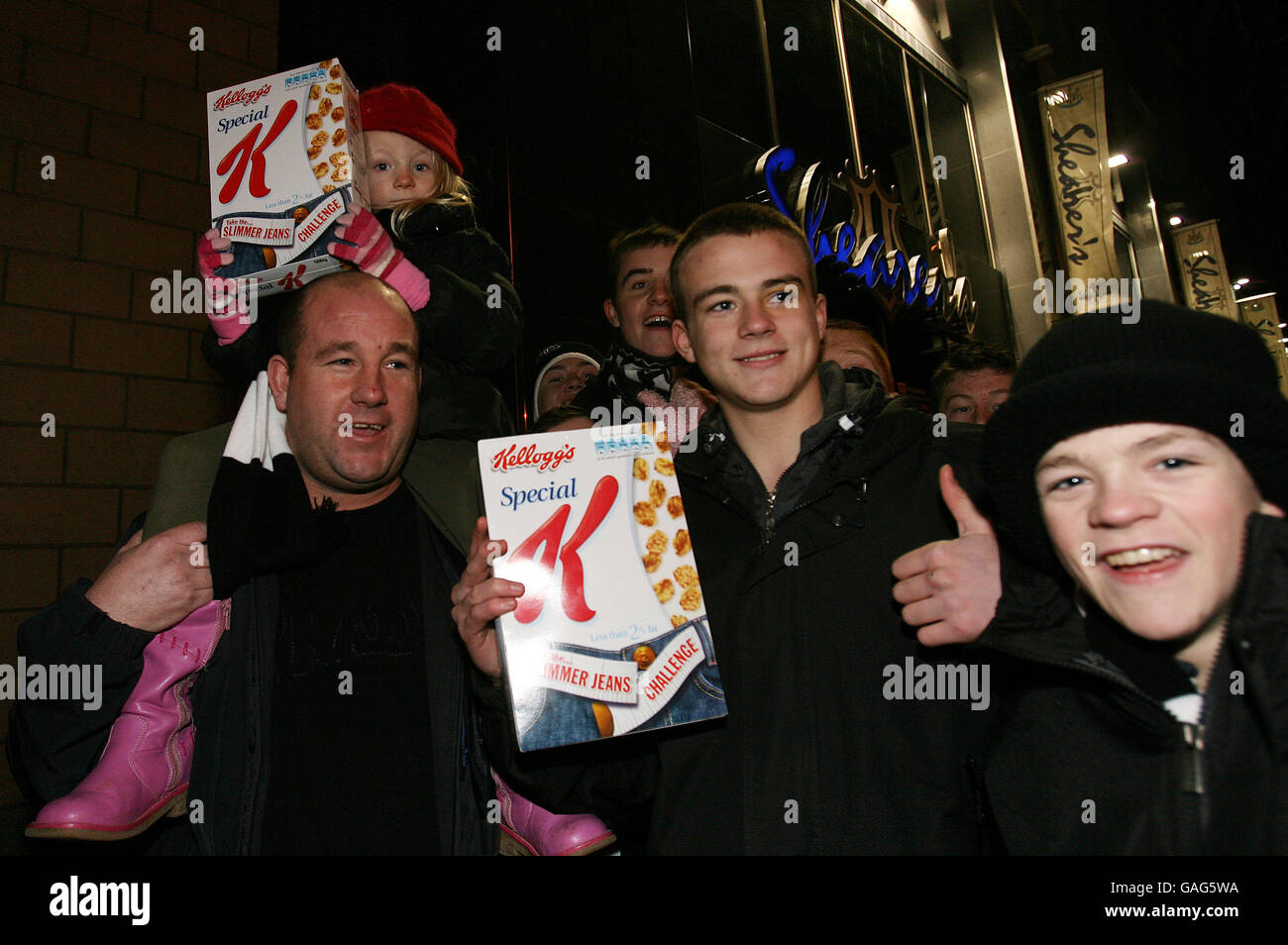 Newcastle United Fans vor dem St James Park mit Kisten von Kelloggs Special K vor dem FA Cup Third Round Replay Spiel im St James' Park, Newcastle. Stockfoto