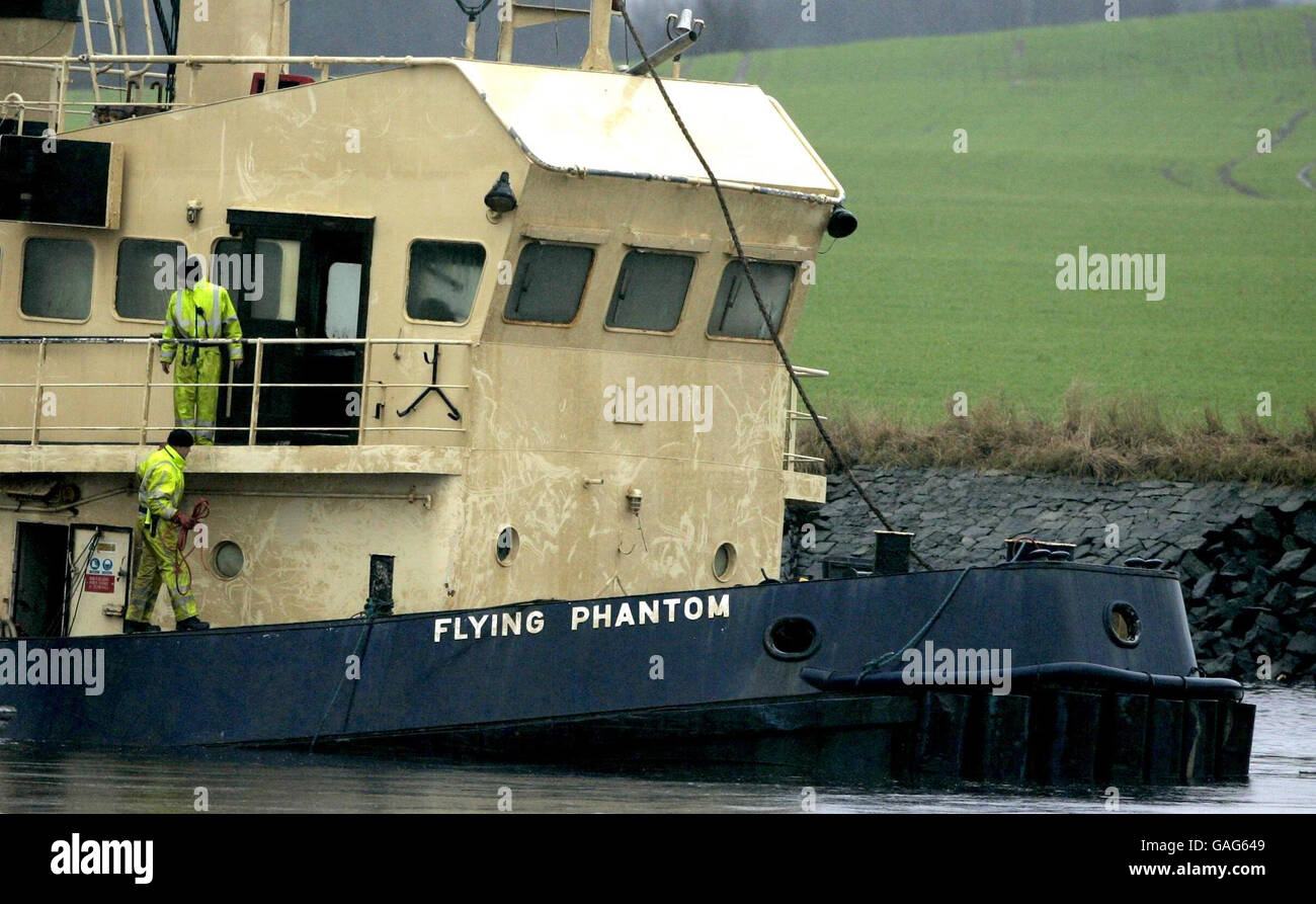 Der Schlepper der Flying Phantom ist sichtbar, da die Barge GPS Atlas ihre Bergungsoperation auf dem Fluss Clyde fortsetzt.der Schlepper der Flying Phantom sank und forderte das Leben von drei Besatzungsleuten. Stockfoto