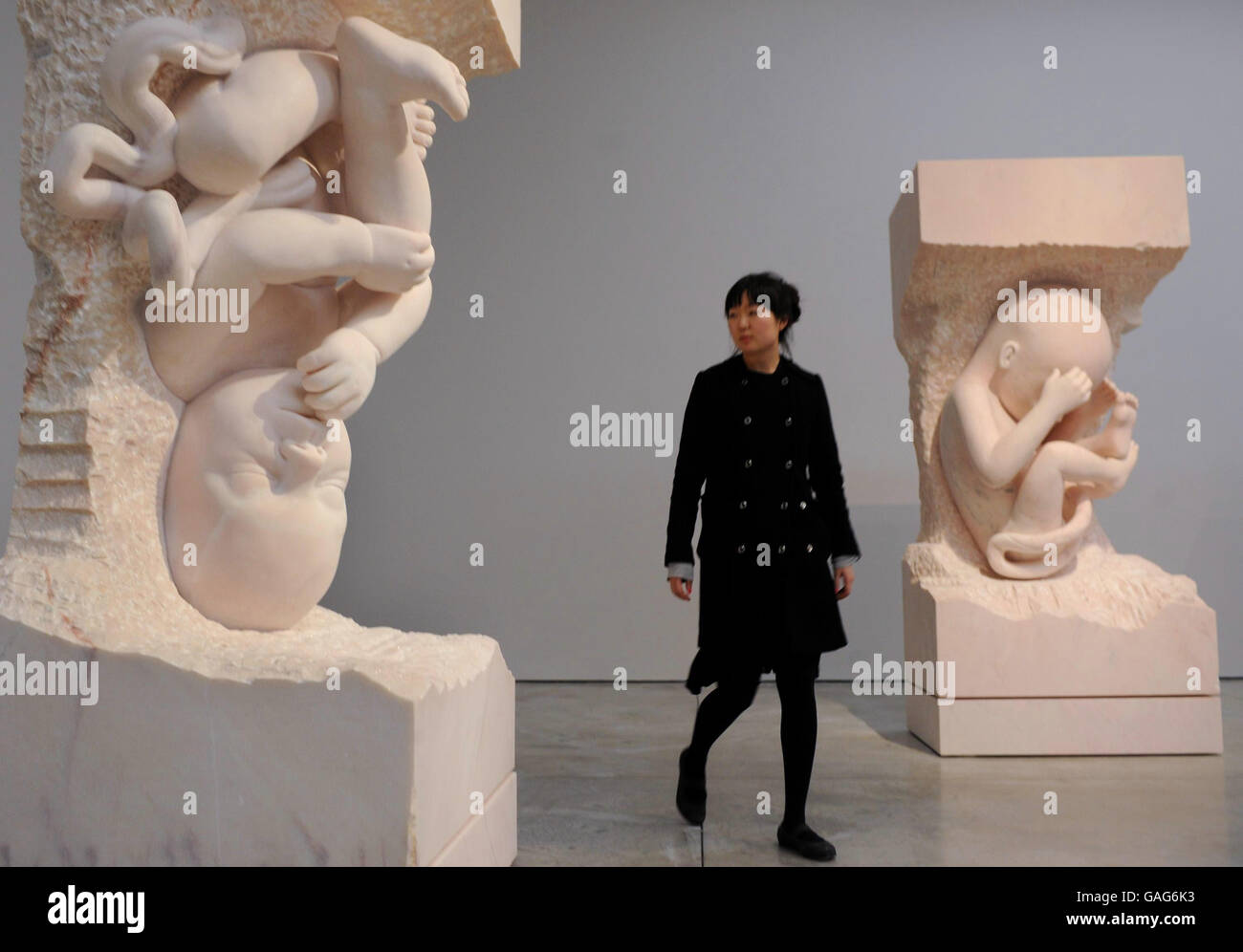 Zwei Skulpturen in einer Sequenz von neun vom Bildhauer Mark Quinn, die gemeinsam den Titel Evolution tragen und die monatliche Entwicklungsstadien eines Kindes im Mutterleib darstellen, werden in der White Cube Gallery in London gezeigt. Stockfoto