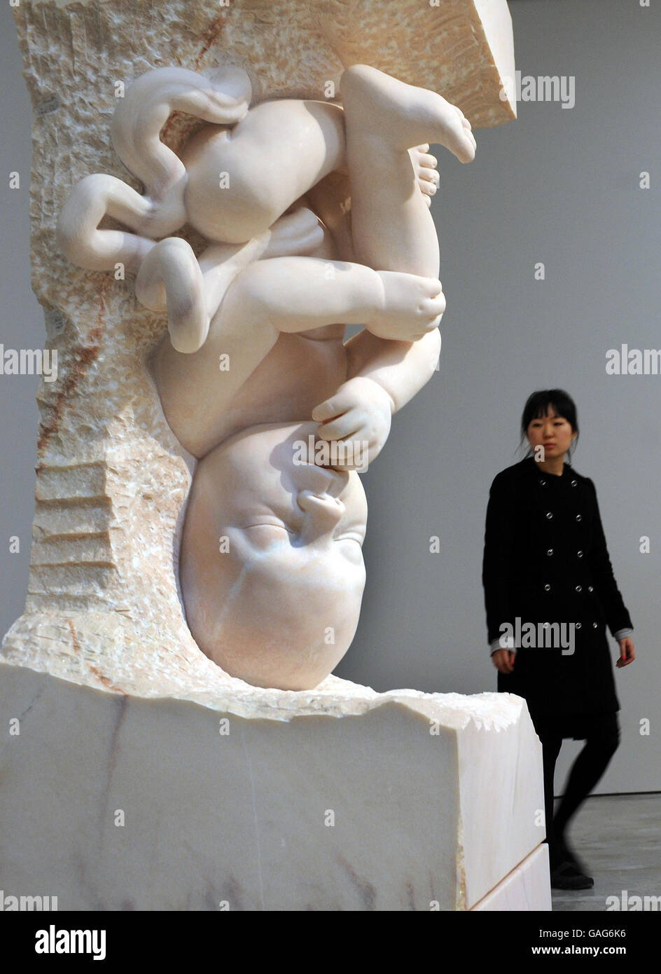 Die letzte Skulptur in Folge von neun von dem Bildhauer Mark Quinn, die gemeinsam den Titel Evolution trägt und die monatliche Entwicklungsstadien eines Kindes im Mutterleib darstellt, ist in der White Cube Gallery in London zu sehen. Stockfoto