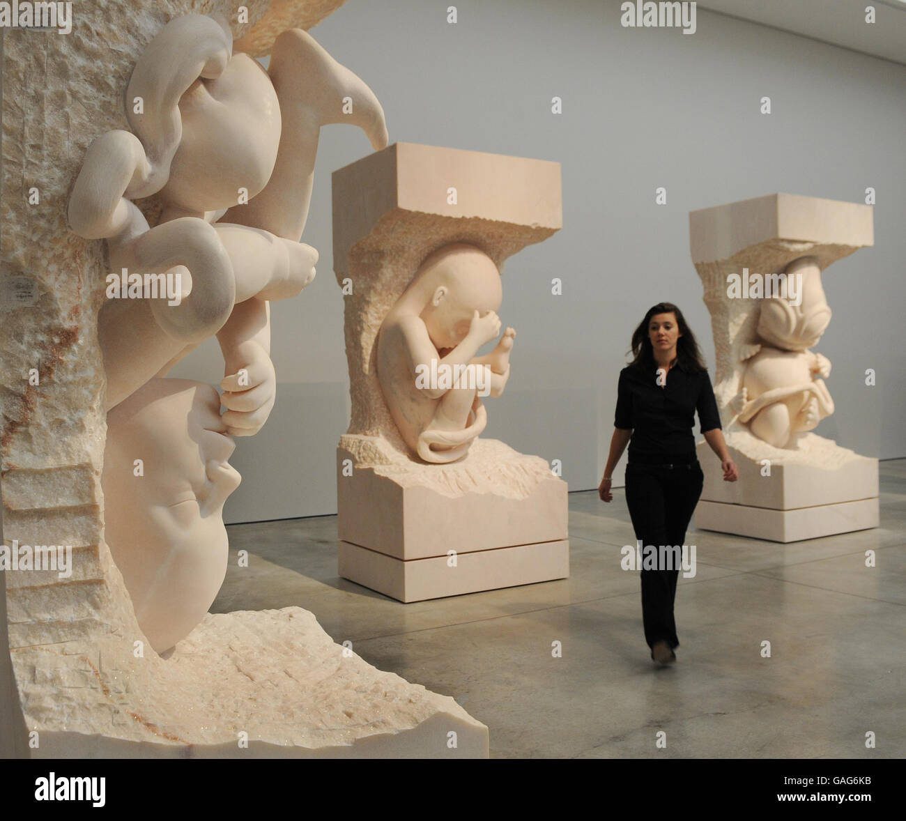 Drei Skulpturen in einer Folge von neun vom Bildhauer Mark Quinn, die gemeinsam den Titel Evolution tragen und die monatliche Entwicklungsstadien eines Kindes im Mutterleib darstellen, werden in der White Cube Gallery in London gezeigt. Stockfoto