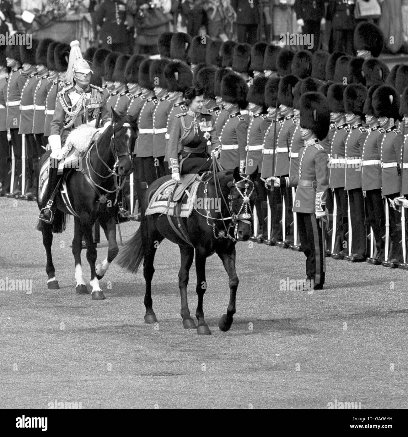 Die Königin macht ihre Inspektionen beim Trooping the Color Auf der Parade der Pferdewächter Stockfoto