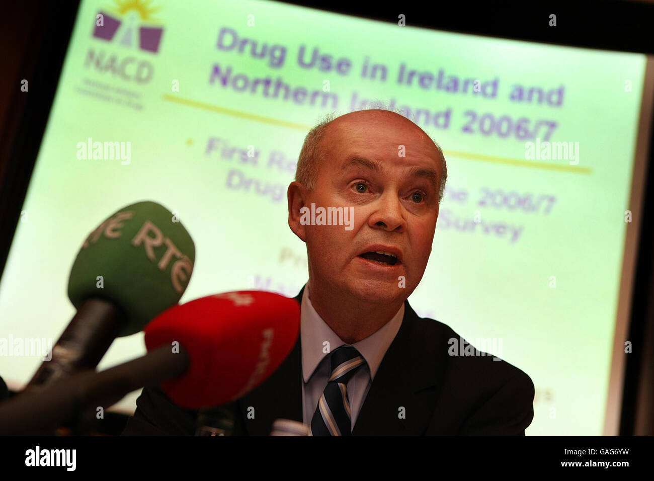 Minister Pat Carey spricht in Buswell's Hotel in Dublin bei der Ankündigung der Drogenprävalenzstudie durch den Nationalen Beratenden Ausschuss für Drogen (NACD). Stockfoto