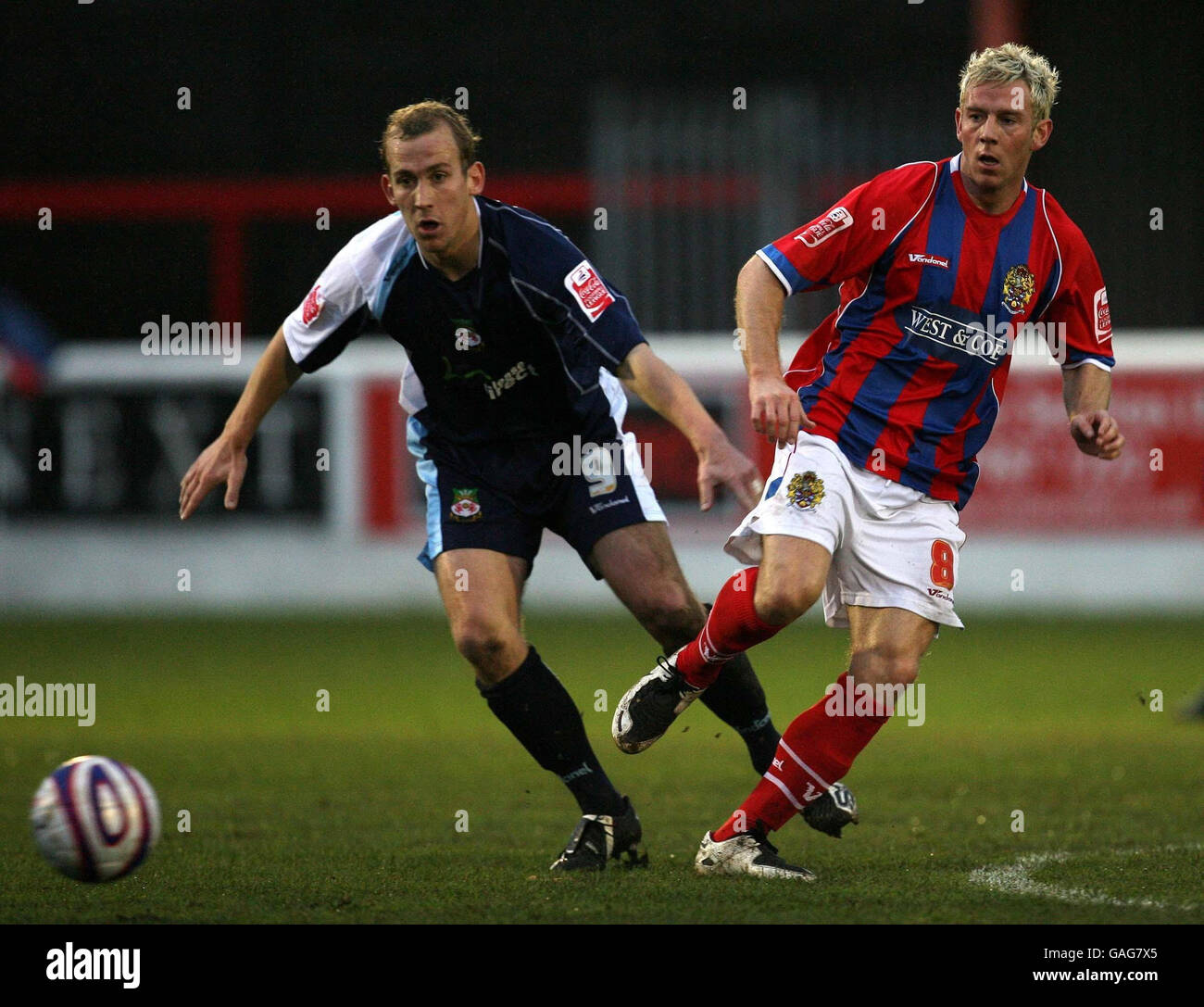 Dagenhams' Glen Southam (rechts) gewinnt den Ball von Wrexhams' Neil Roberts während des Coca-Cola League Two Spiels im Victoria Ground, Dagenham. Stockfoto