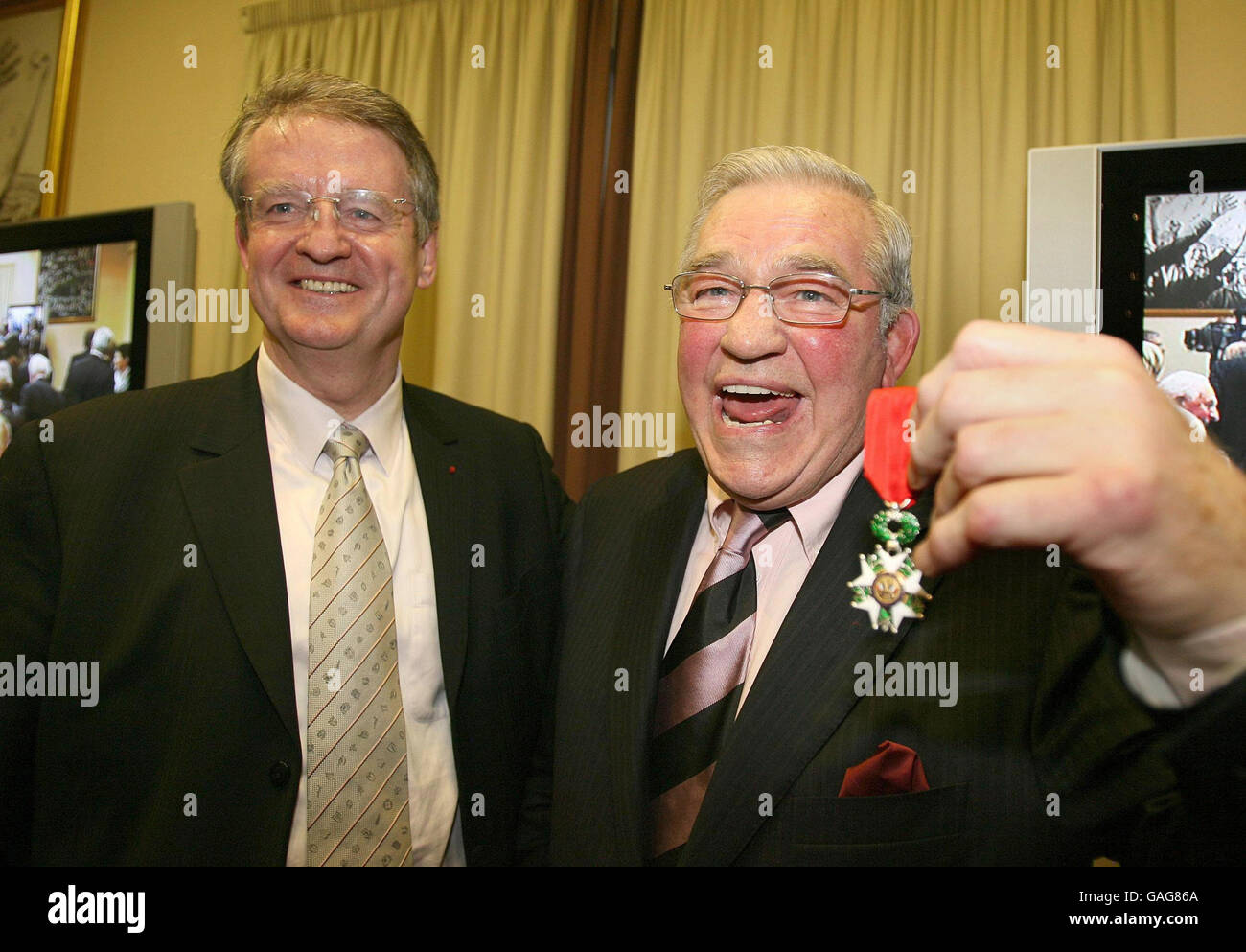 Der scheidende Präsident des International Rugby Board, Syd Millar (rechts), mit seiner Legion d'honneur-Medaille, die der Präsident des französischen Rugby-Verbandes, Bernard Lapasset, im Ballymena Rugby-Club in Ballymena überreichte. Stockfoto