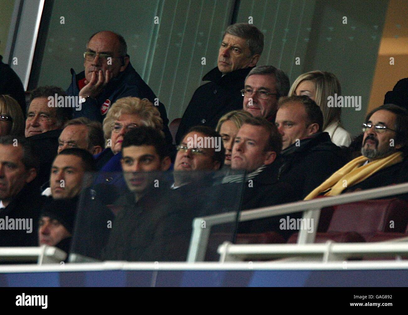 Fußball - UEFA Champions League - Gruppe H - Arsenal gegen Steaua Bukarest - Emirates Stadium. Arsenal-Manager Arsene Wenger beobachtet das Geschehen von der Tribüne aus Stockfoto